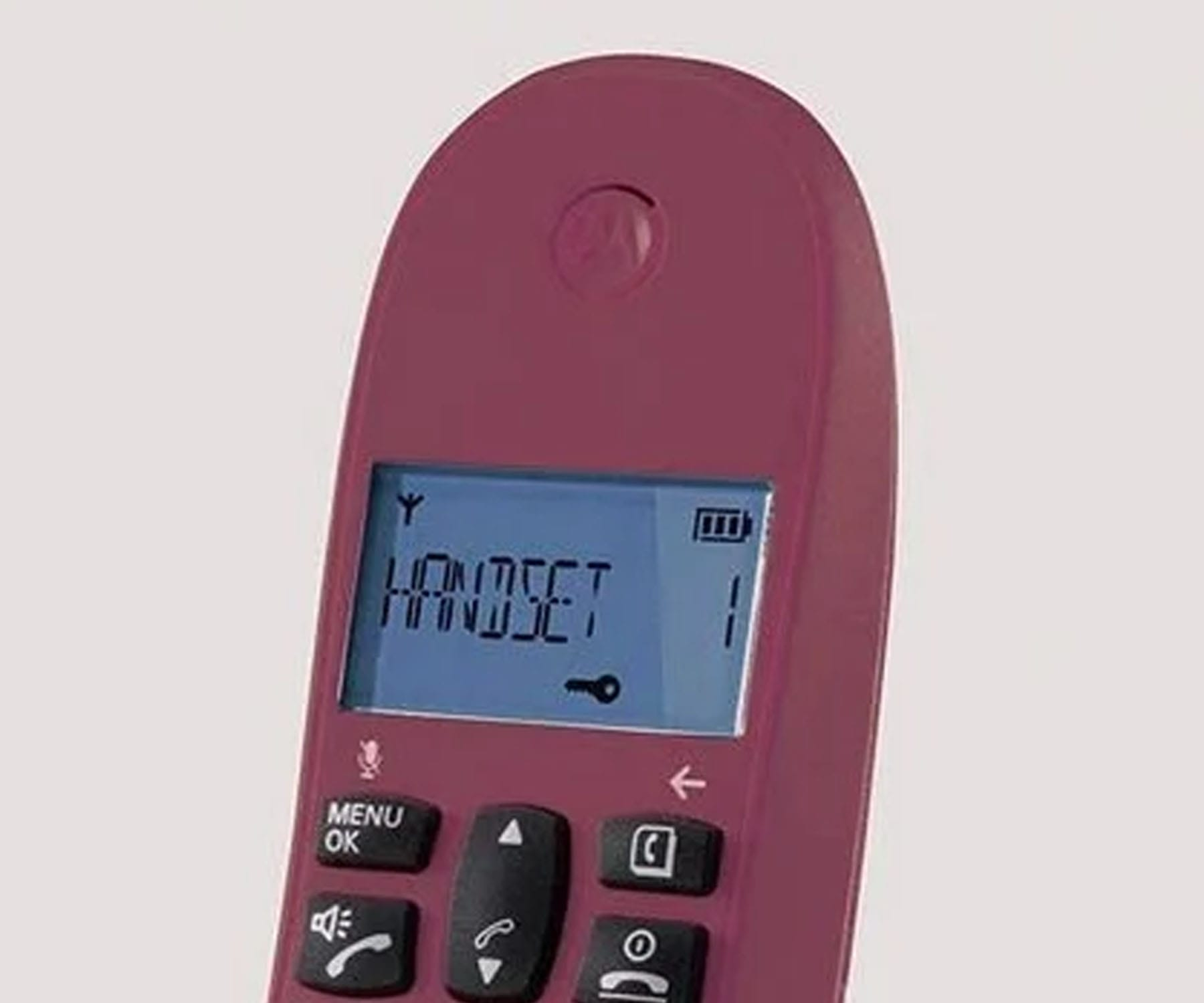 Teléfono fijo burdeos con pantalla que muestra 'HANDSET'. Los botones incluyen menú, OK y un icono de teléfono.