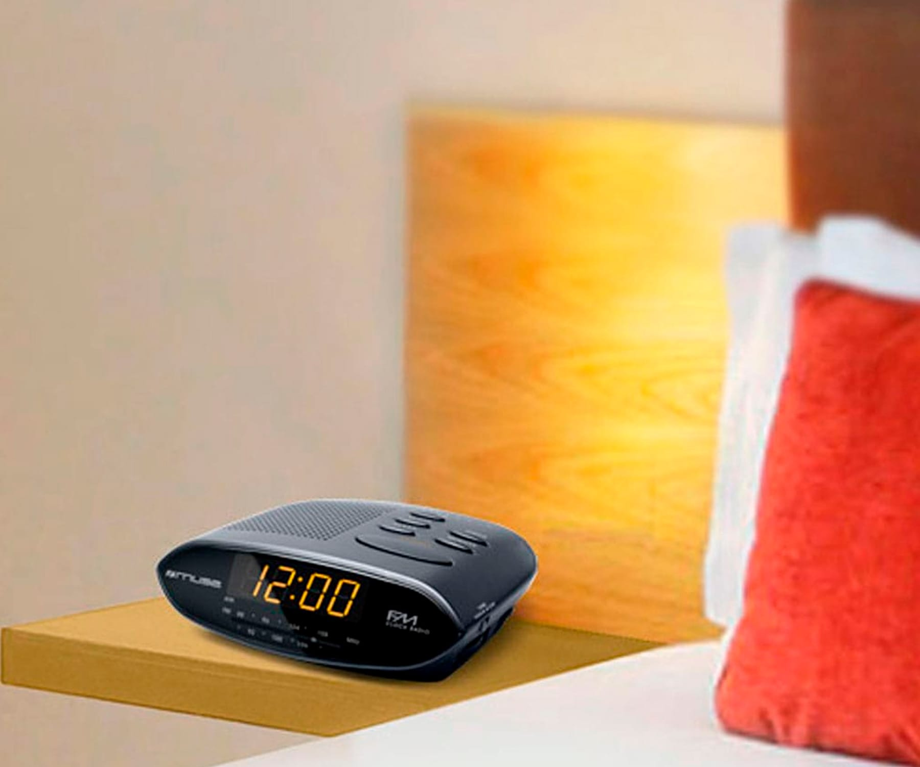 Czarny cyfrowy budzik na półce. Zegar pokazuje godzinę 12:00.