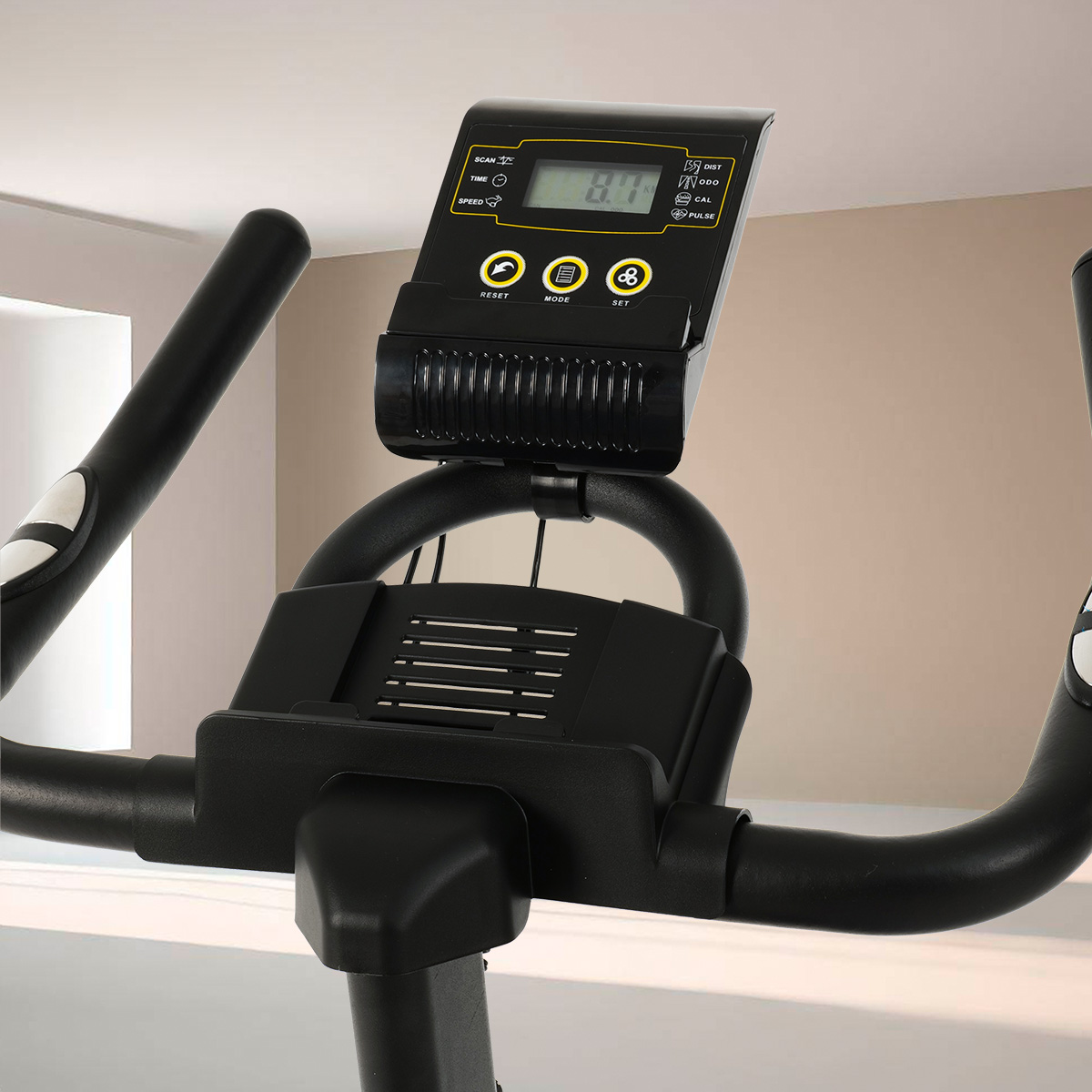 Ergometer-Konsole. Digitalanzeige mit Daten. Schwarzer Rahmen und Griffe. Beiger Hintergrund.