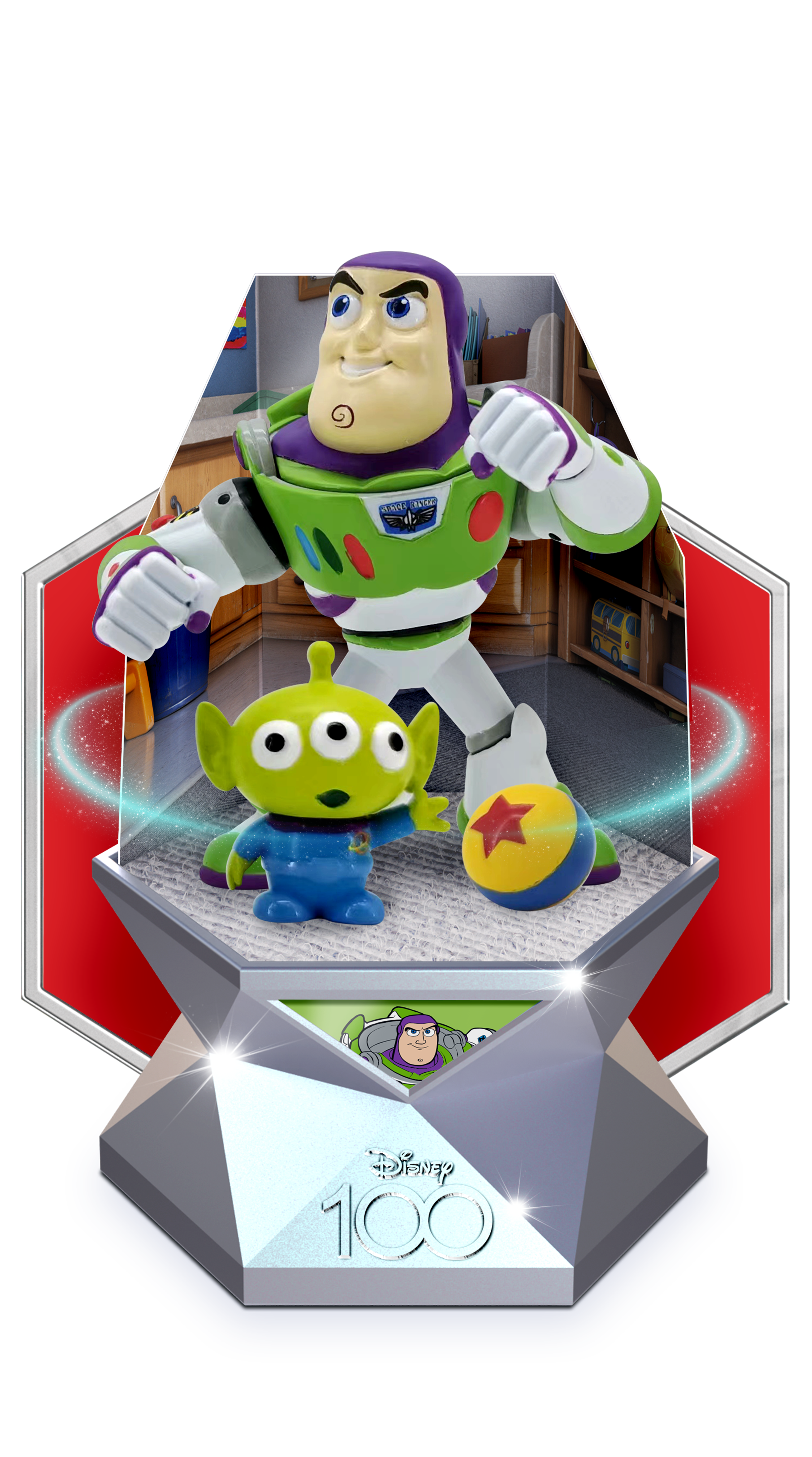 Buzz Lightyear und ein Alien in einer Vitrine. Disney 100 Logo. Rote, silberne und blaue Akzente umgeben die Anzeige.