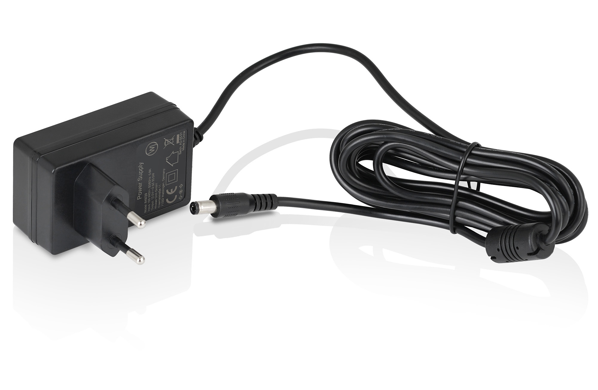 Schwarzes Netzteil, schwarzes Kabel und ein europäischer Stecker. Weißer Hintergrund.