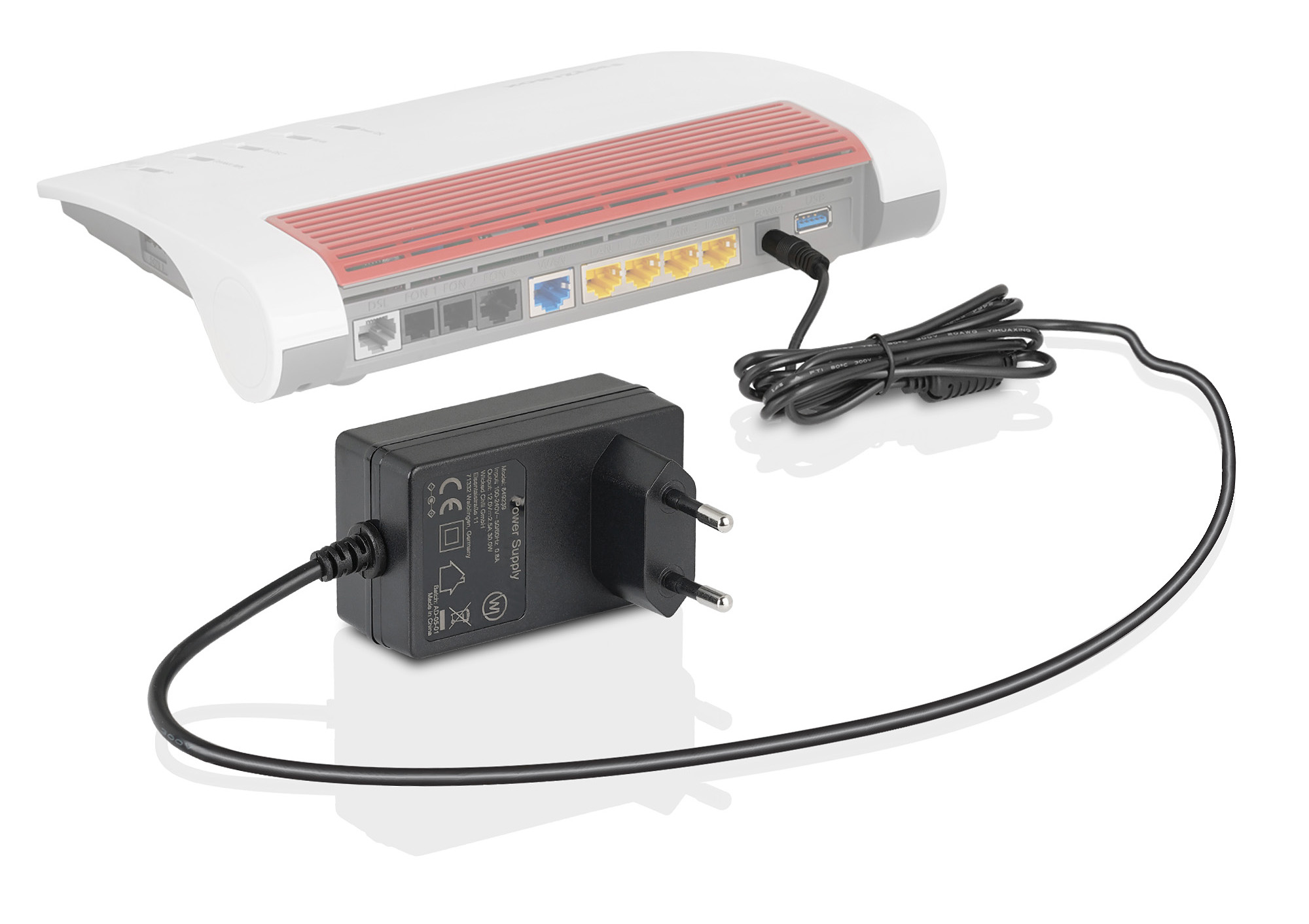 Router und Netzteil mit Kabel. Der Router ist weiß und rot. Das Netzteil ist schwarz.