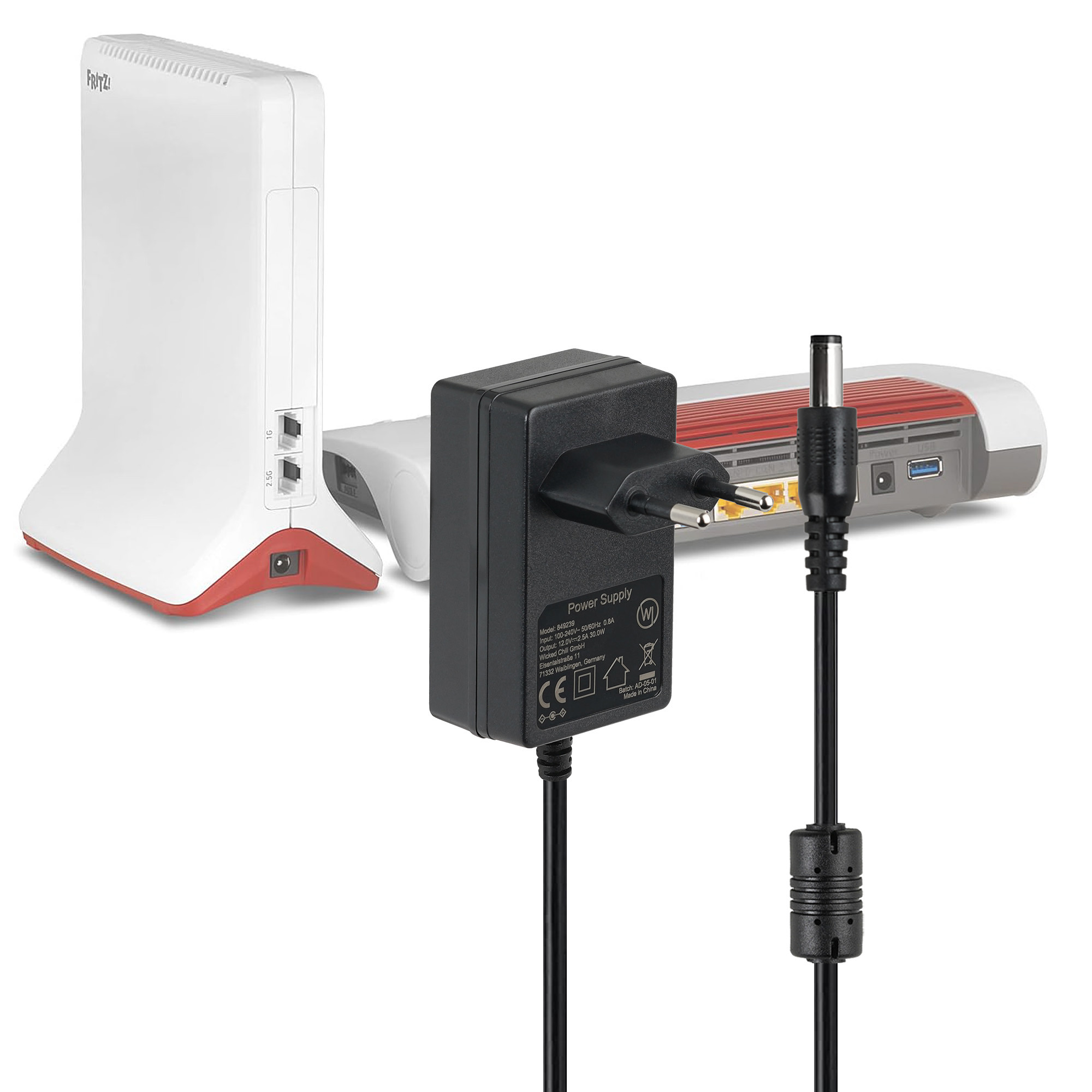 Weiß-roter Router, schwarzer Netzadapter und ein schwarzes Kabel.