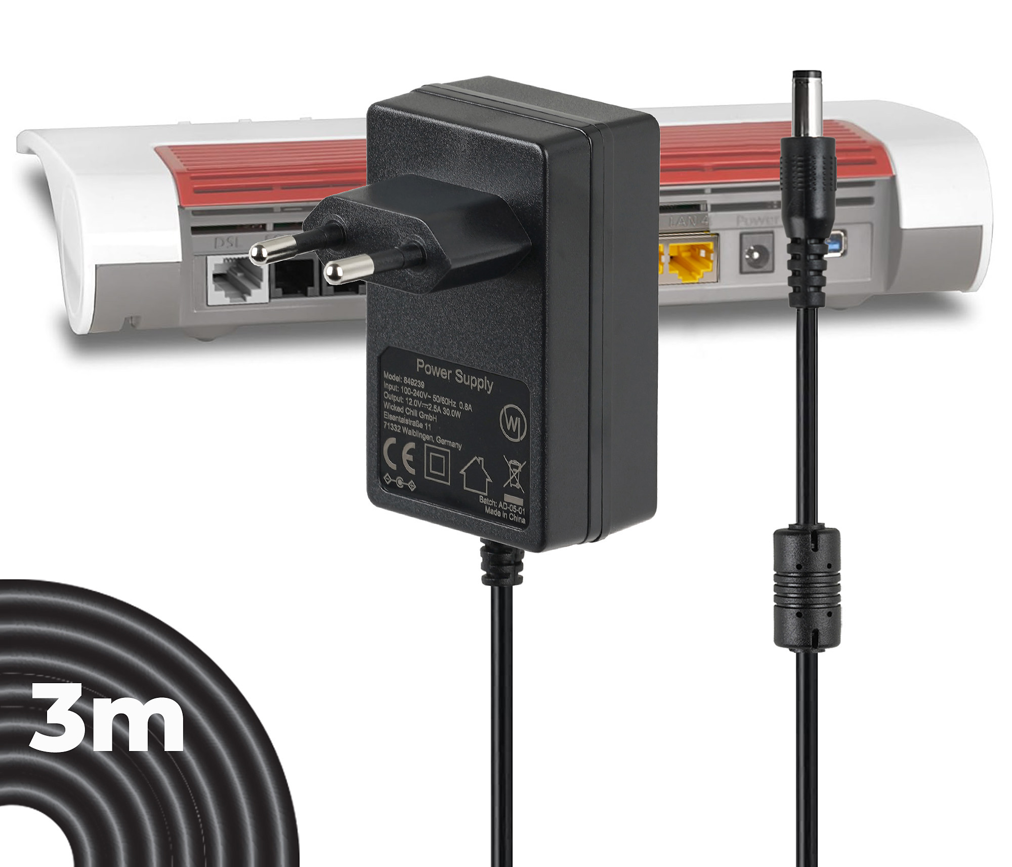 Netzteil, schwarz, mit Stecker und Kabel. Weißer und roter Router im Hintergrund.