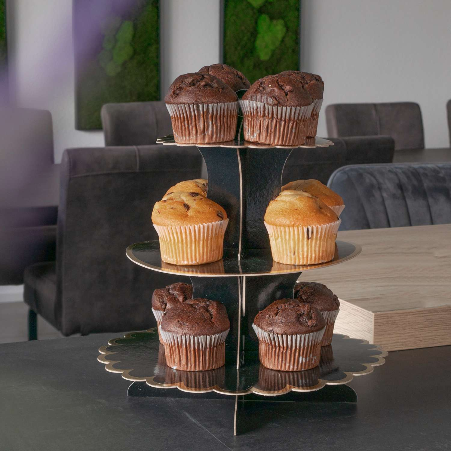 Dreistöckiger Dessertständer mit Muffins. Zwei Schoko- und zwei Vanille-Muffins.