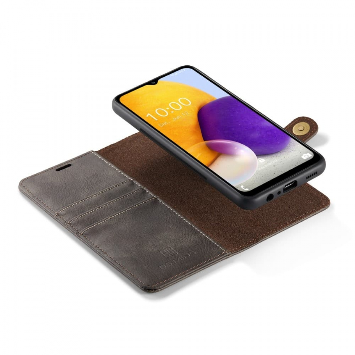 Telefon in einer braunen Lederhülle. Gehäuse geöffnet, um Kartenfächer und einen Telefonbildschirm mit Uhrzeit anzuzeigen.