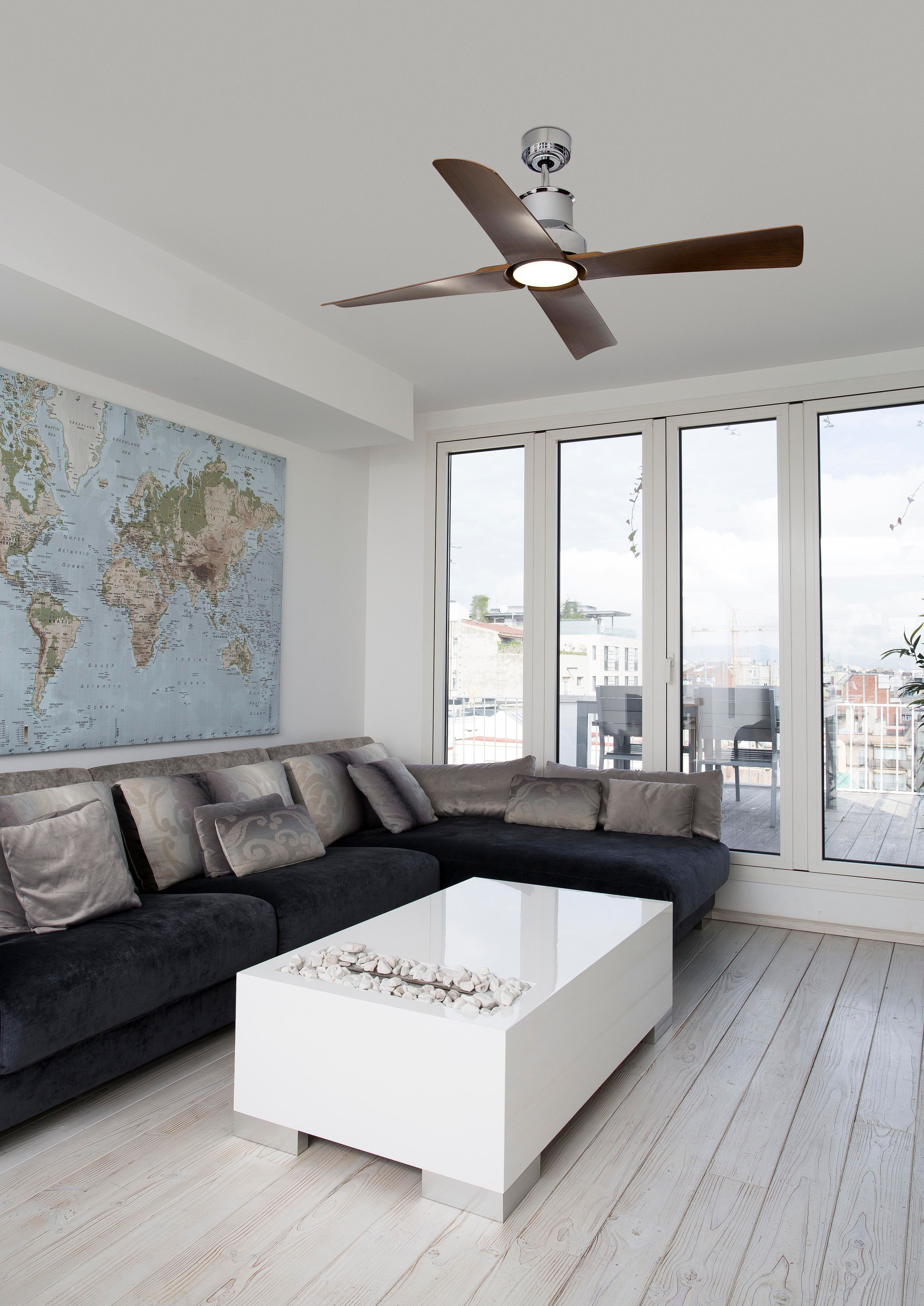 Modernes Wohnzimmer mit Deckenventilator. Weiße Wände, ein großes Fenster und ein weißer Couchtisch.