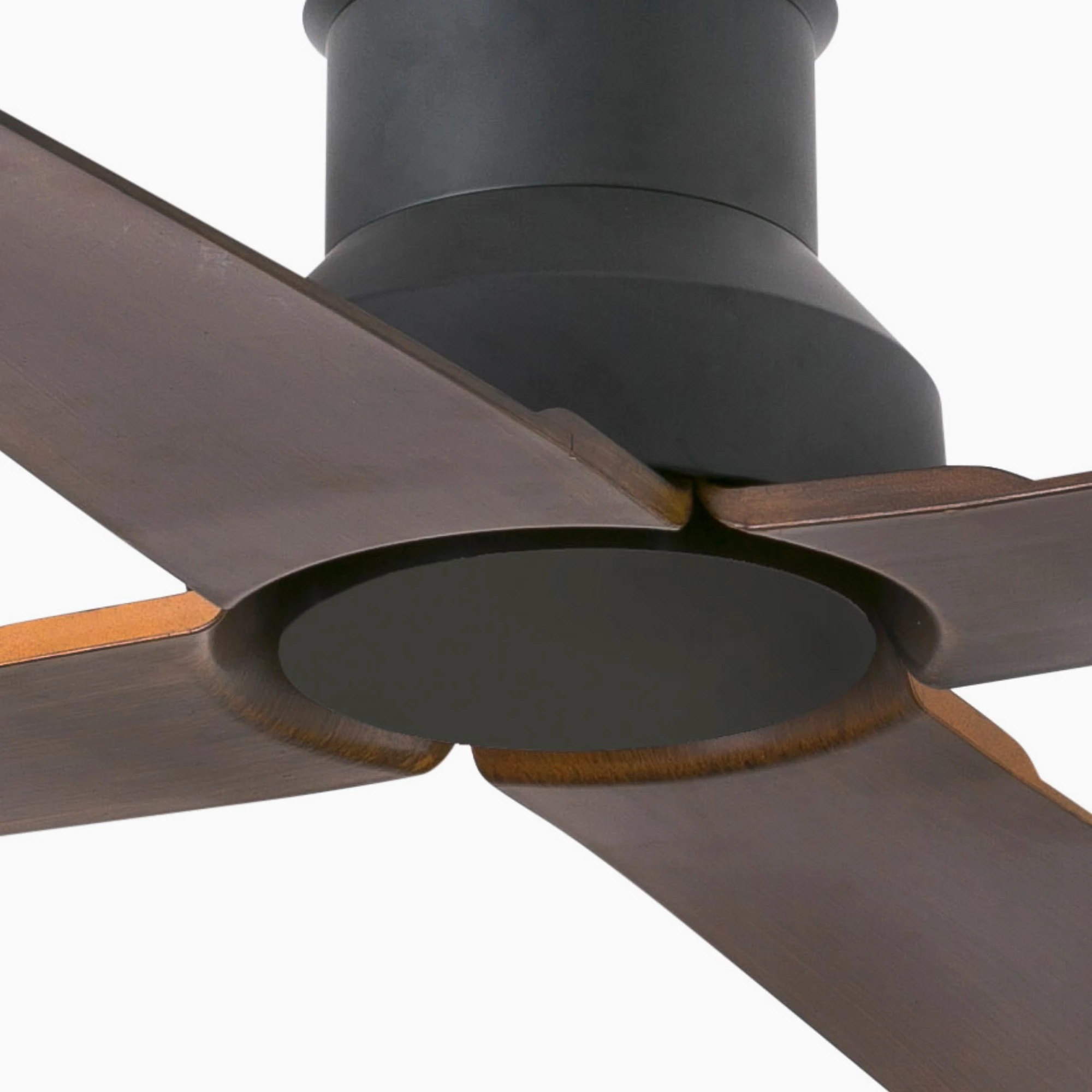 Primo piano di un ventilatore da soffitto con pale marroni e alloggiamento del motore nero, su sfondo bianco.