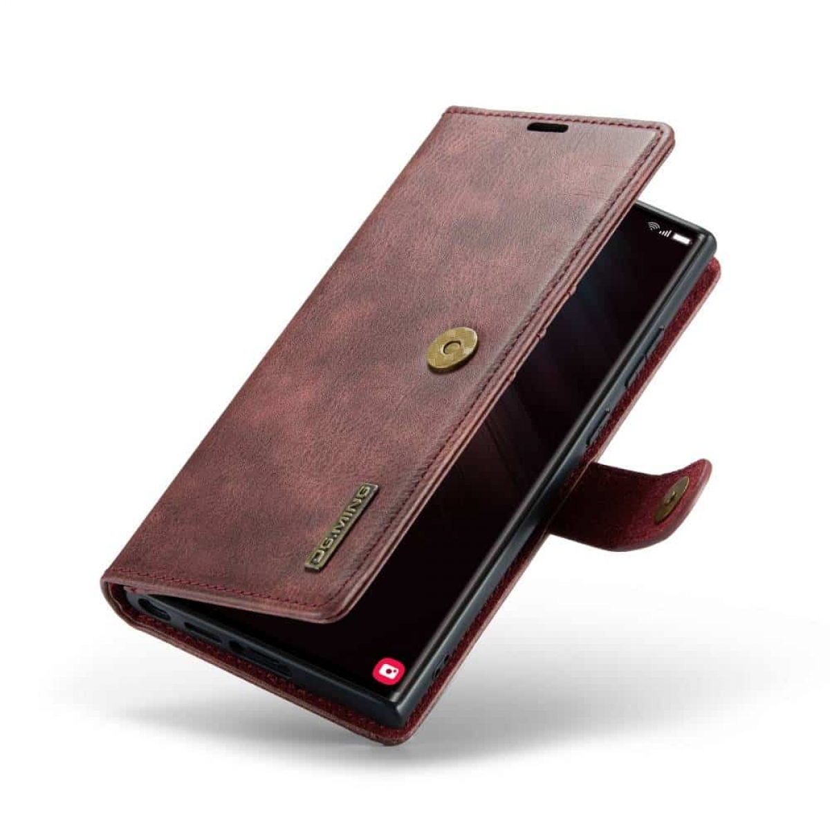 Braune Leder-Handyhülle. Telefon innen, Deckel offen. Magnetverschluss sichtbar.