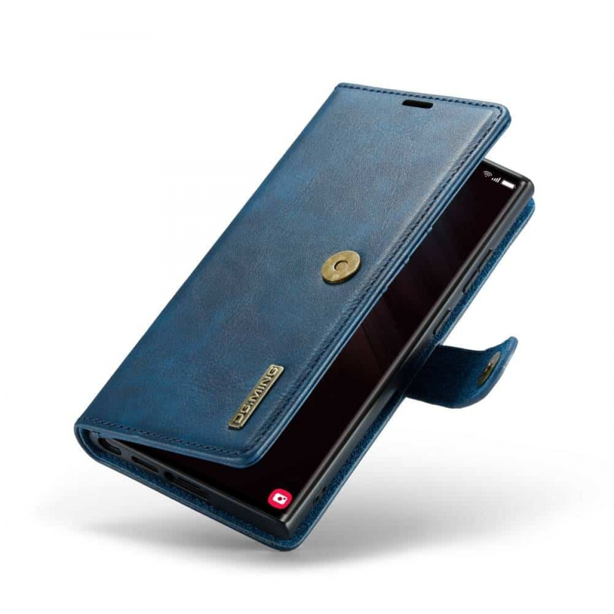 Eine blaue Leder-Handyhülle, geöffnet, um ein schwarzes Telefon zu zeigen. Ein goldener Knopf und Branding sind sichtbar.