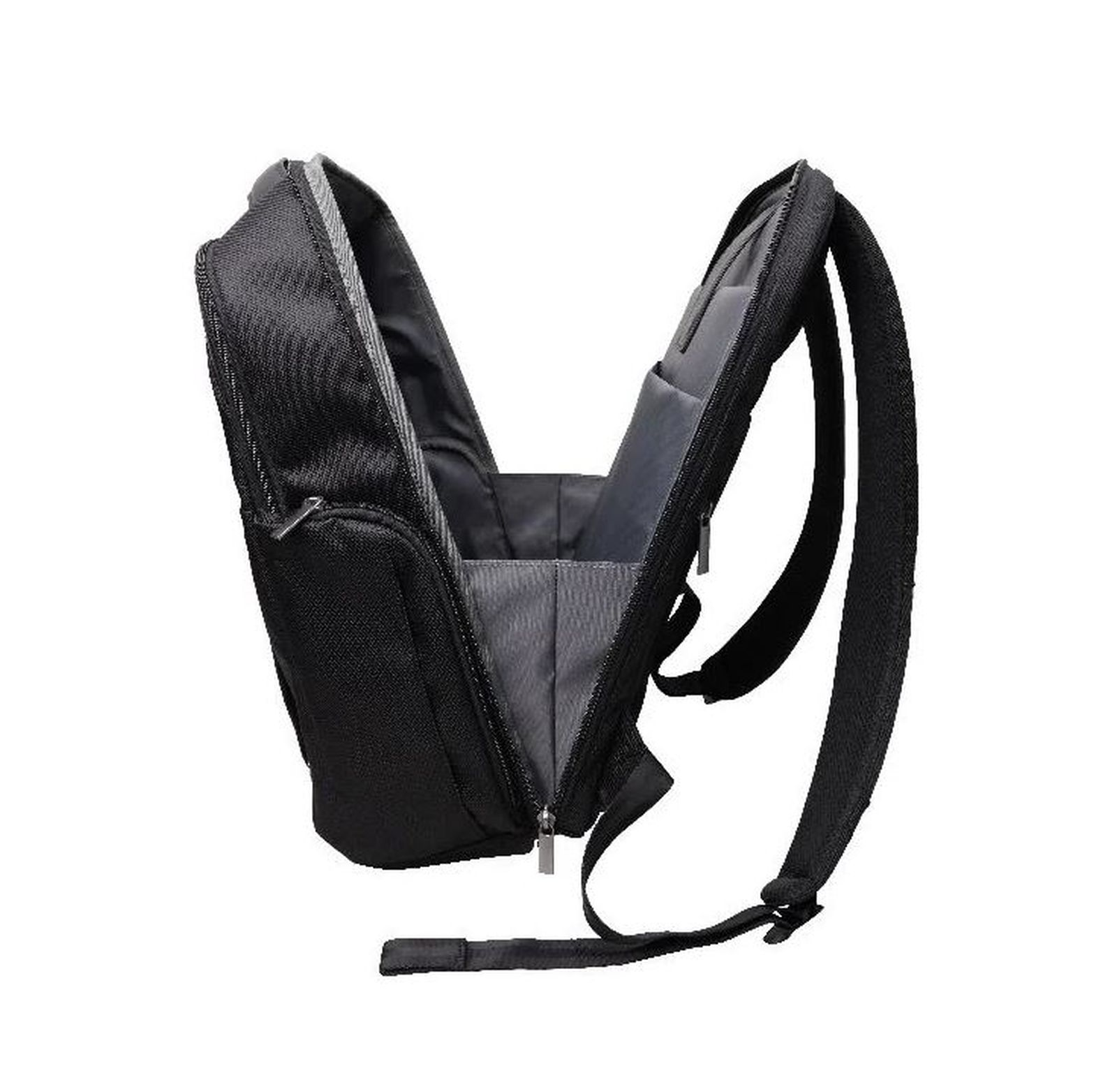 Zaino nero, aperto. Interno visibile, con tasche e cerniere. Sfondo bianco.