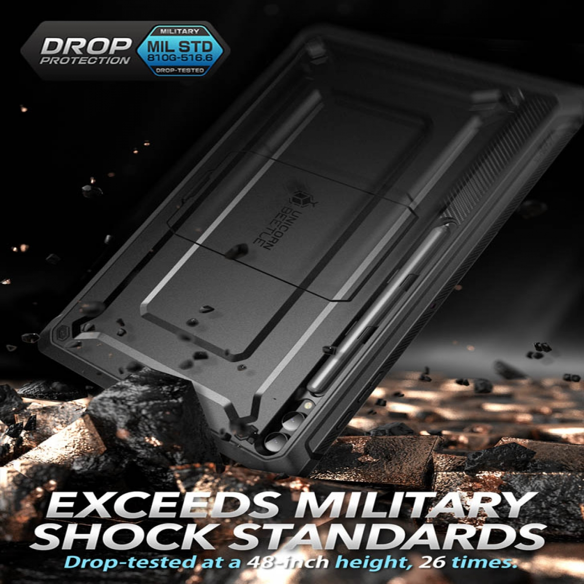 Schwarze Tablethülle mit Stifthalter auf dunklem Hintergrund. Text: 'EXCEEDS MILITARY SHOCK STANDARDS'.