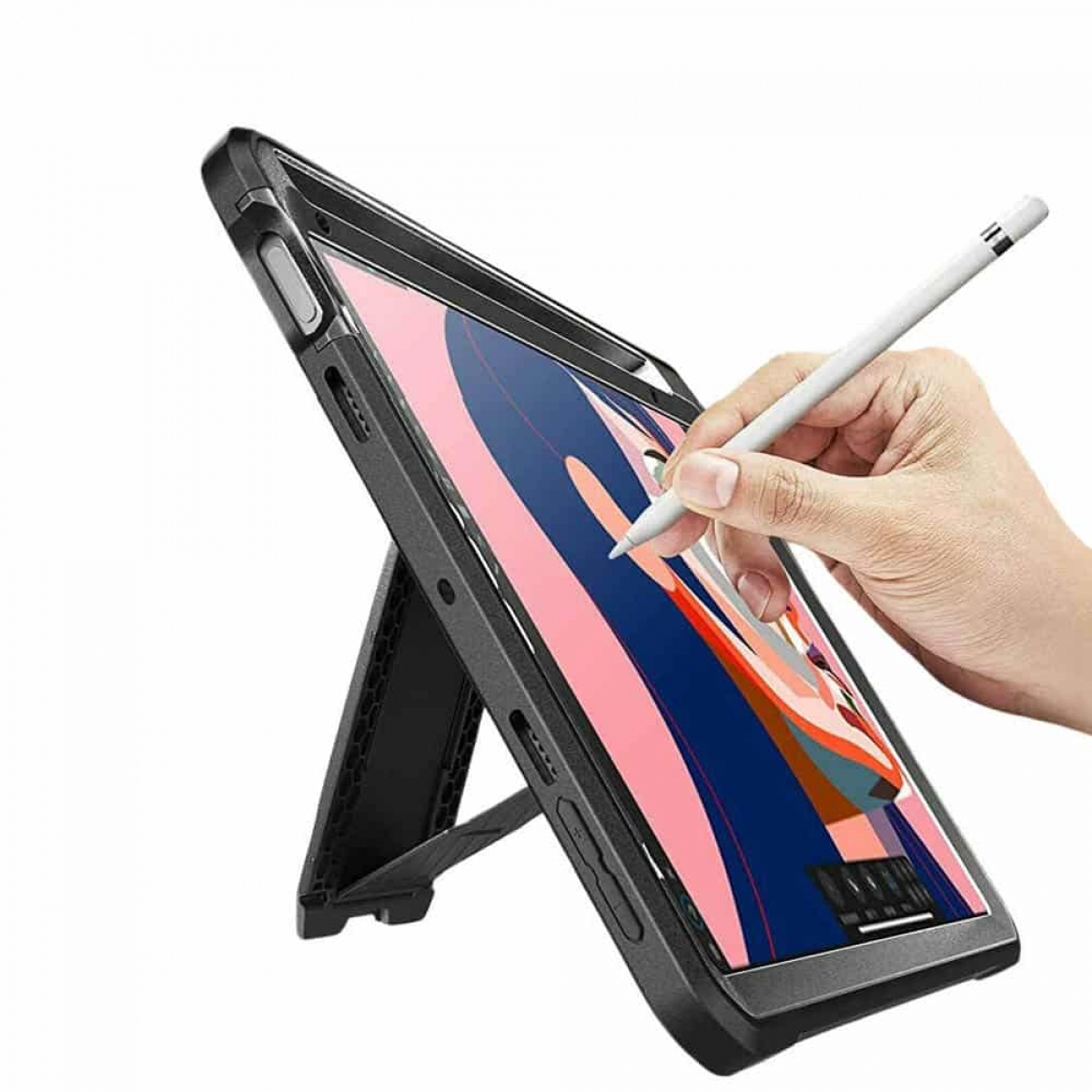Eine Hand benutzt einen Stift auf einem Tablet in einer schwarzen Hülle, auf einem Ständer.