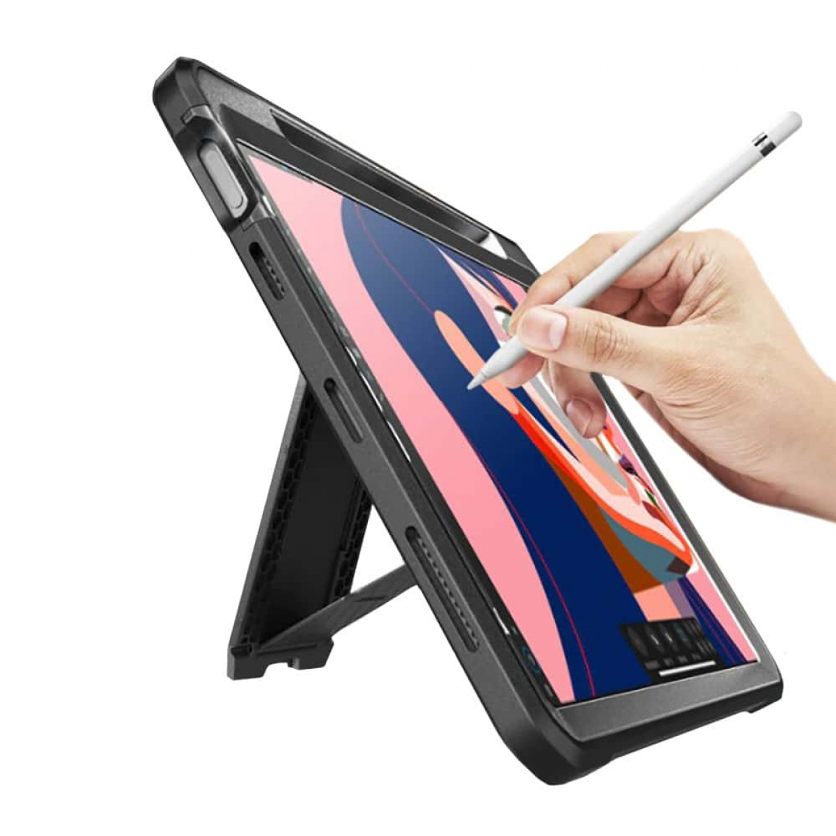 Tablet in einer schwarzen Hülle, mit einem Stift aufgestellt. Eine Hand benutzt den Stift auf dem Bildschirm.