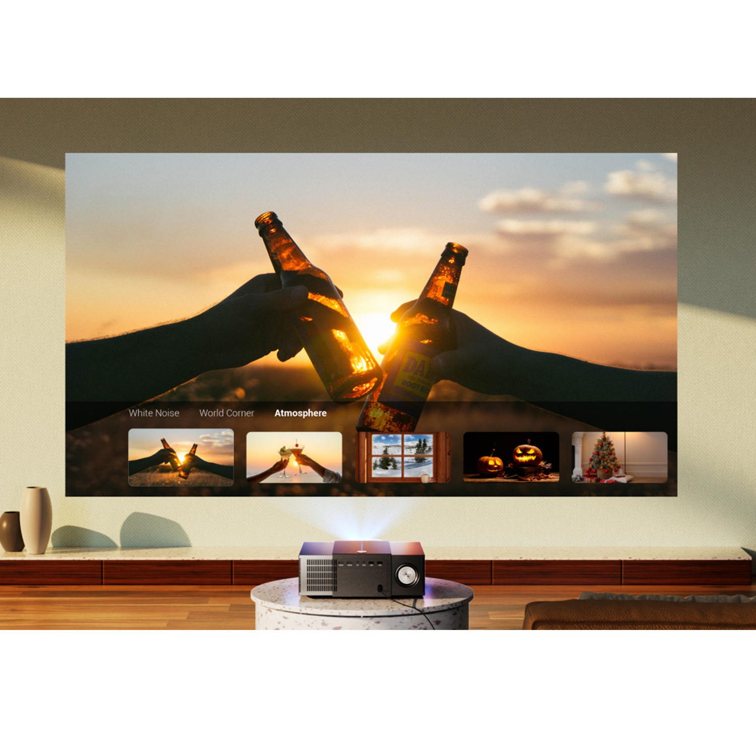 Projektor stoi na stole, wyświetlając scenę zachodu słońca na ścianie. Obrazy różnych scen poniżej.