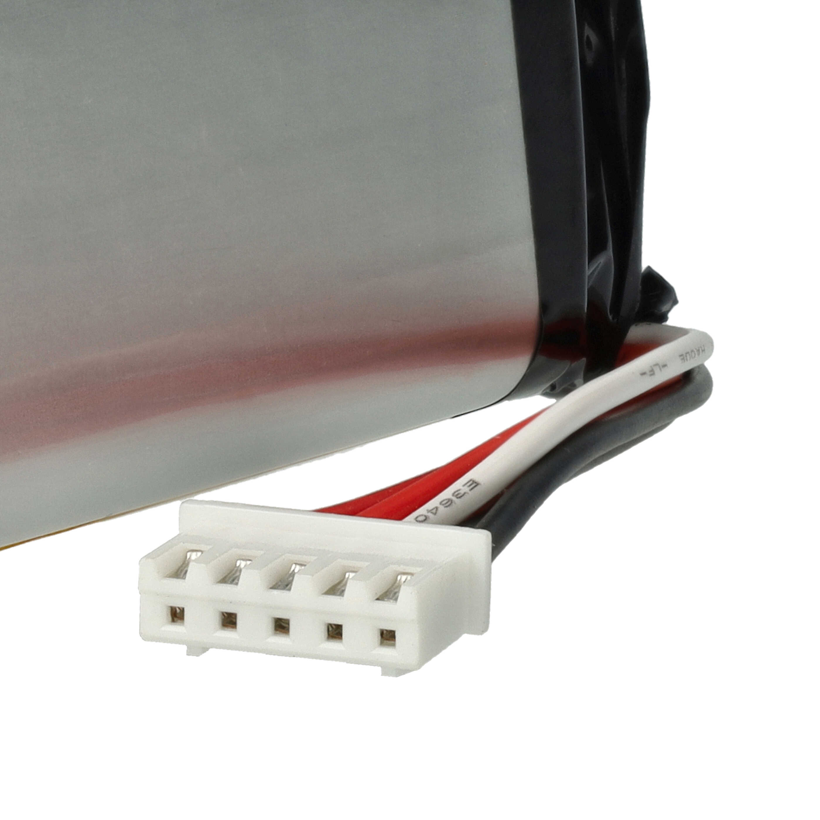 Weißer Stecker mit fünf Stiften, befestigt an einer silbernen Batterie. Drähte in Rot, Weiß und Schwarz.
