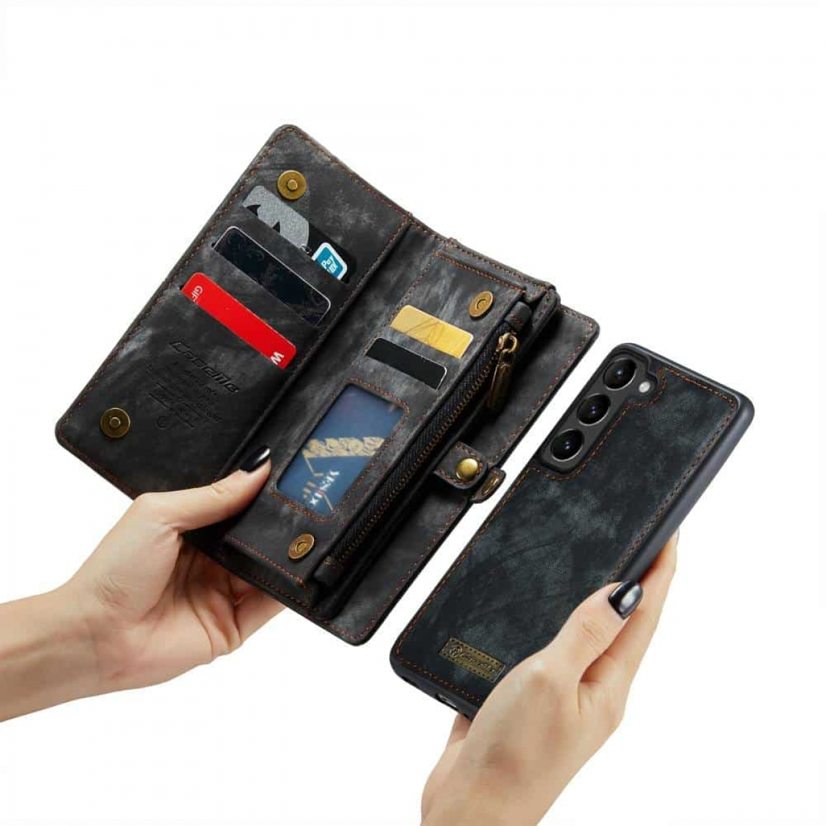Hände halten eine schwarze Brieftaschen-Handyhülle. Das Etui ist geöffnet und zeigt Karten und ein Telefon.