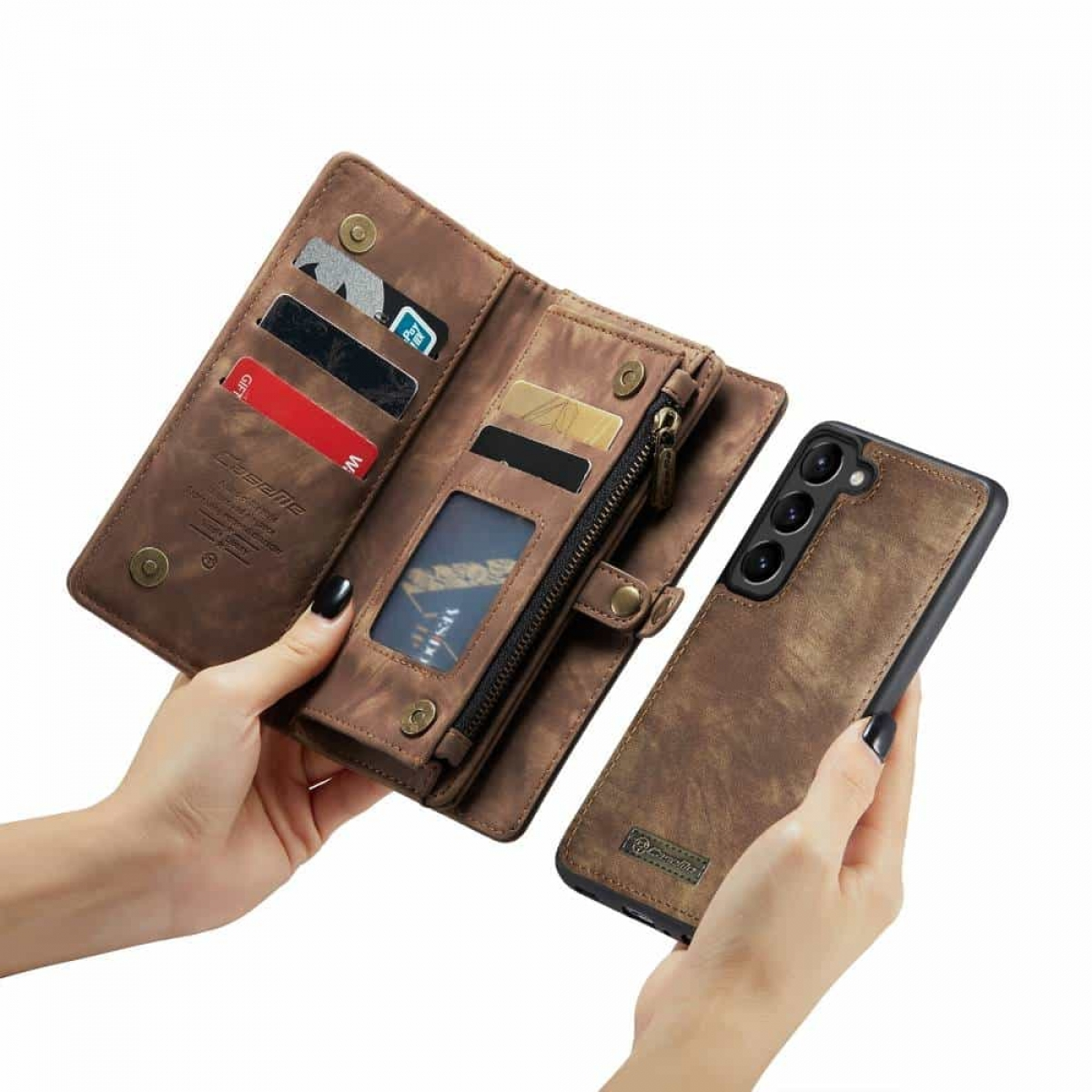Eine braune Leder-Handyhülle mit Portemonnaie. Eine Hand hält die Handyhülle.