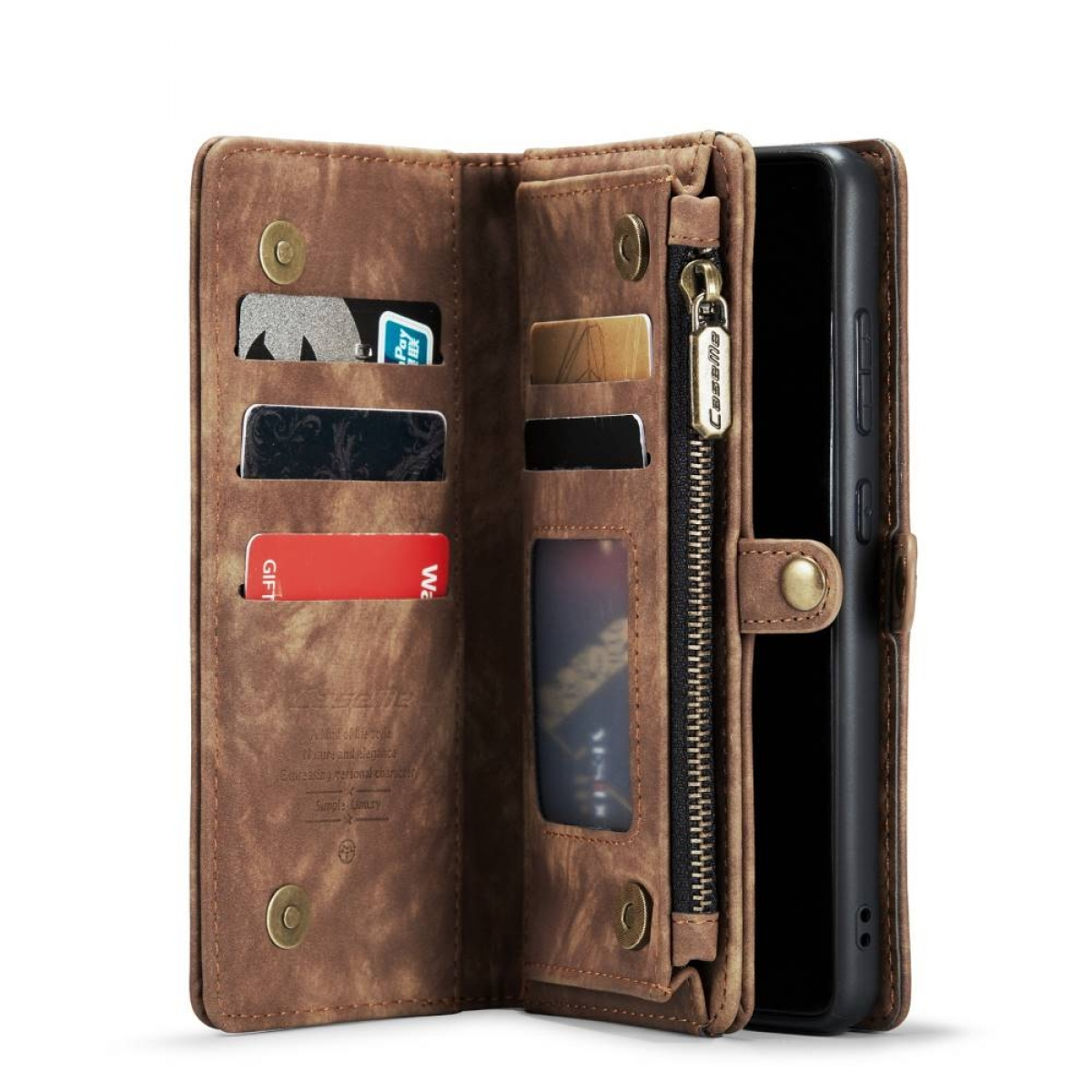 Eine braune Brieftaschen-Handyhülle, offen mit Karten, einer Reißverschlusstasche und einem Telefon im Inneren. Goldene Hardware-Details.