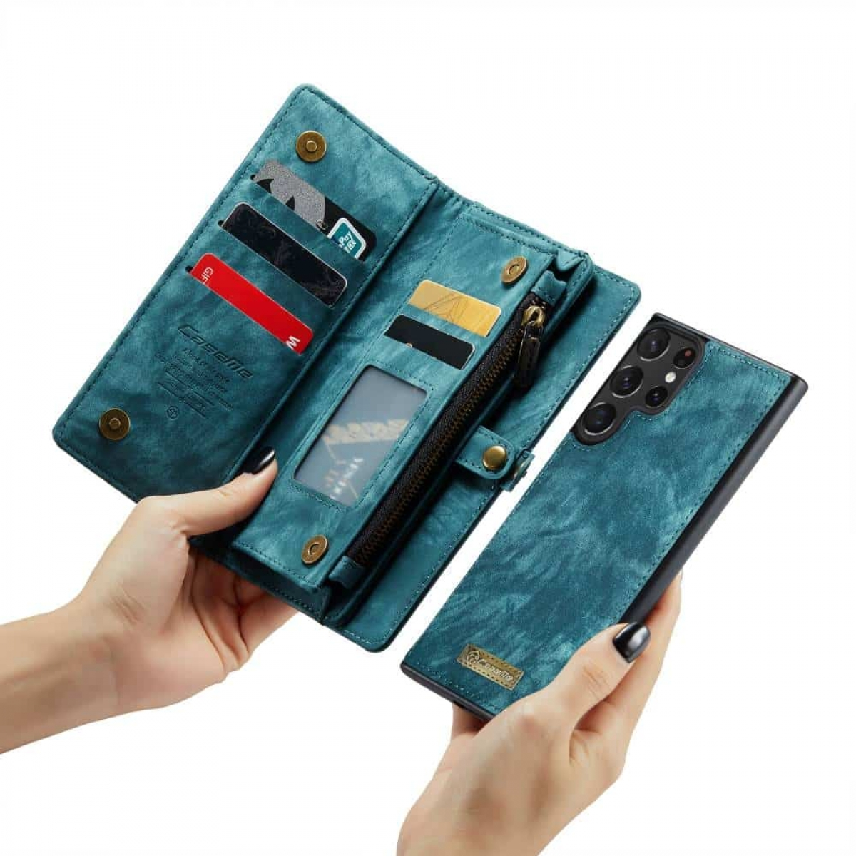 Hände halten offene teal Geldbörsenhülle mit Karten und einem Telefon, mit einer Handyhülle rechts.