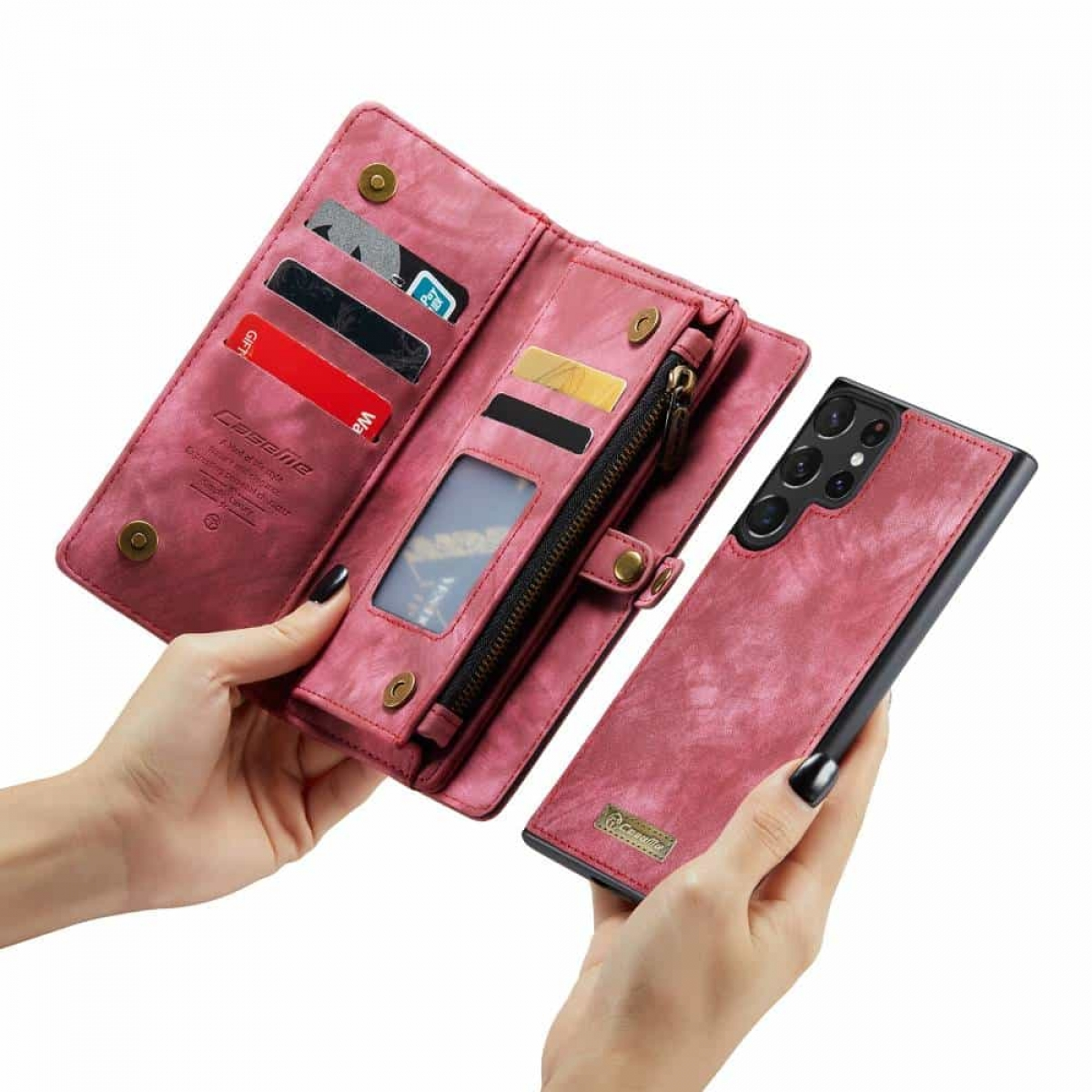 Eine rote Handyhülle mit Portemonnaie. Hände halten Portemonnaie und Telefon.