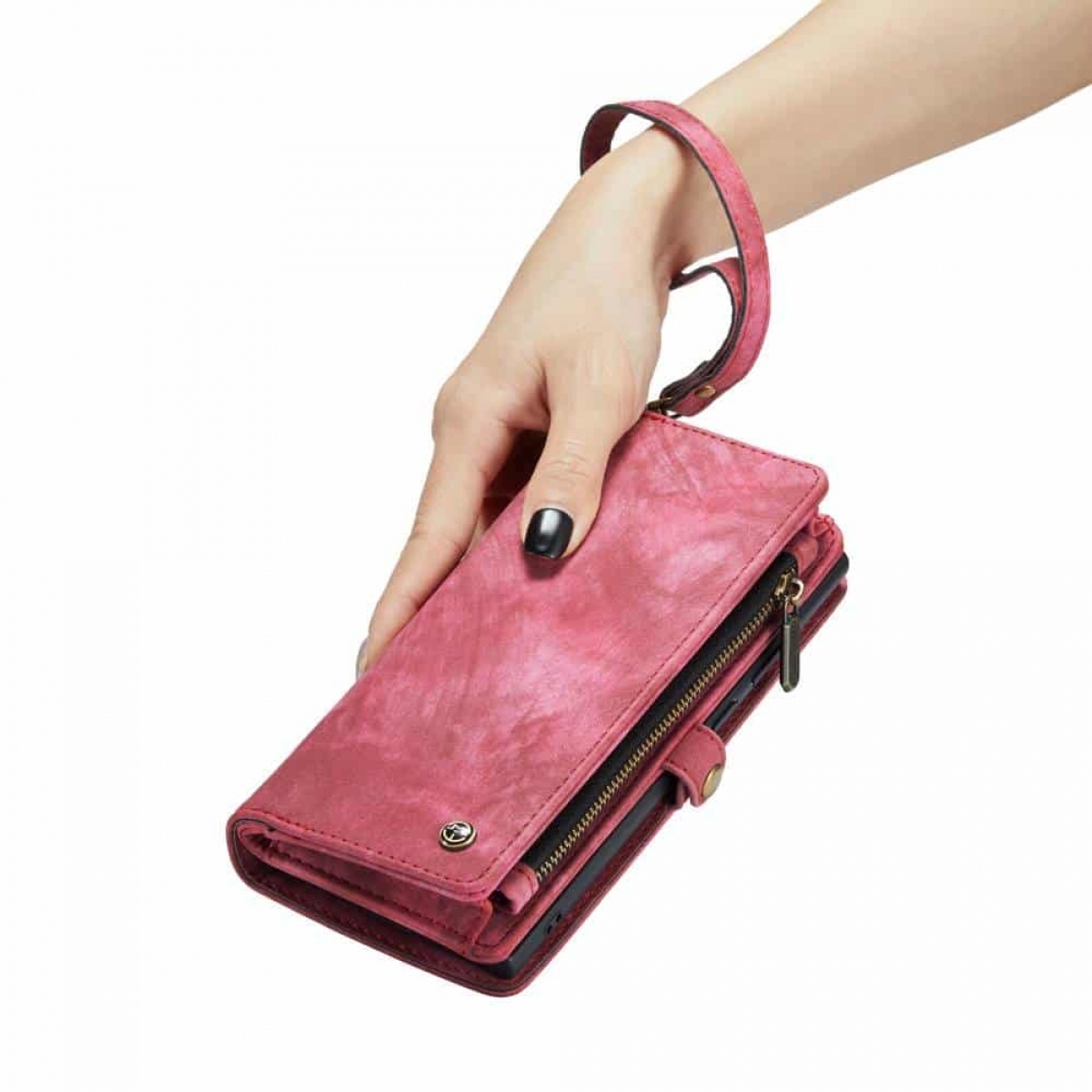 Eine rosa Handyhülle, die von der Hand einer Frau gehalten wird. Die Hülle hat einen Reißverschluss und eine Handschlaufe.