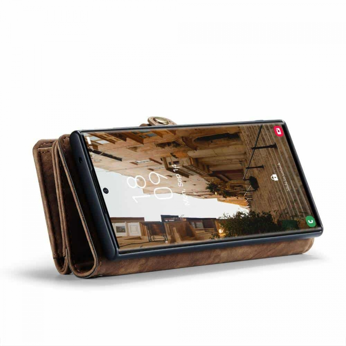 Eine braune Leder-Handyhülle mit einem Telefon, das eine Stadtszene anzeigt. Das Datum ist sichtbar.