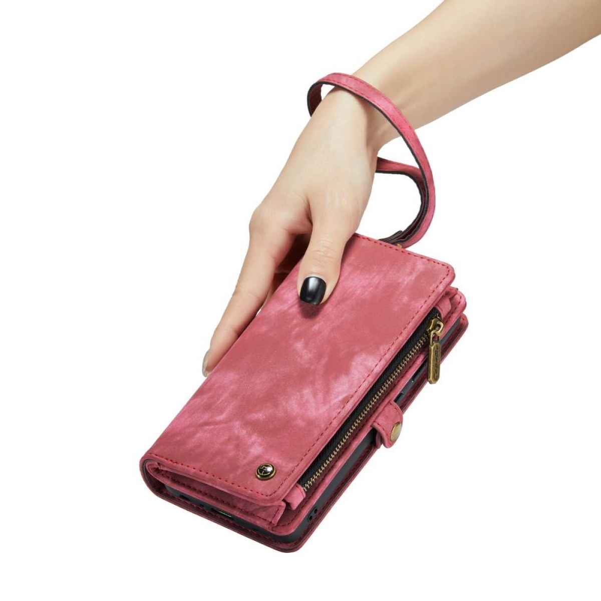 Hand hält eine pinkfarbene Telefon-Brieftasche. Die Brieftasche ist mit einem Reißverschluss geschlossen.