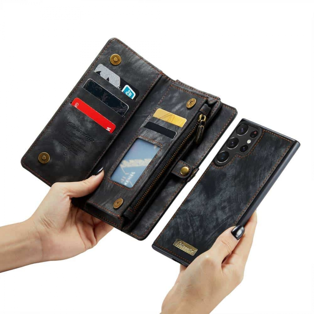 Hände halten eine schwarze Leder-Handyhülle mit Karten und Telefon.