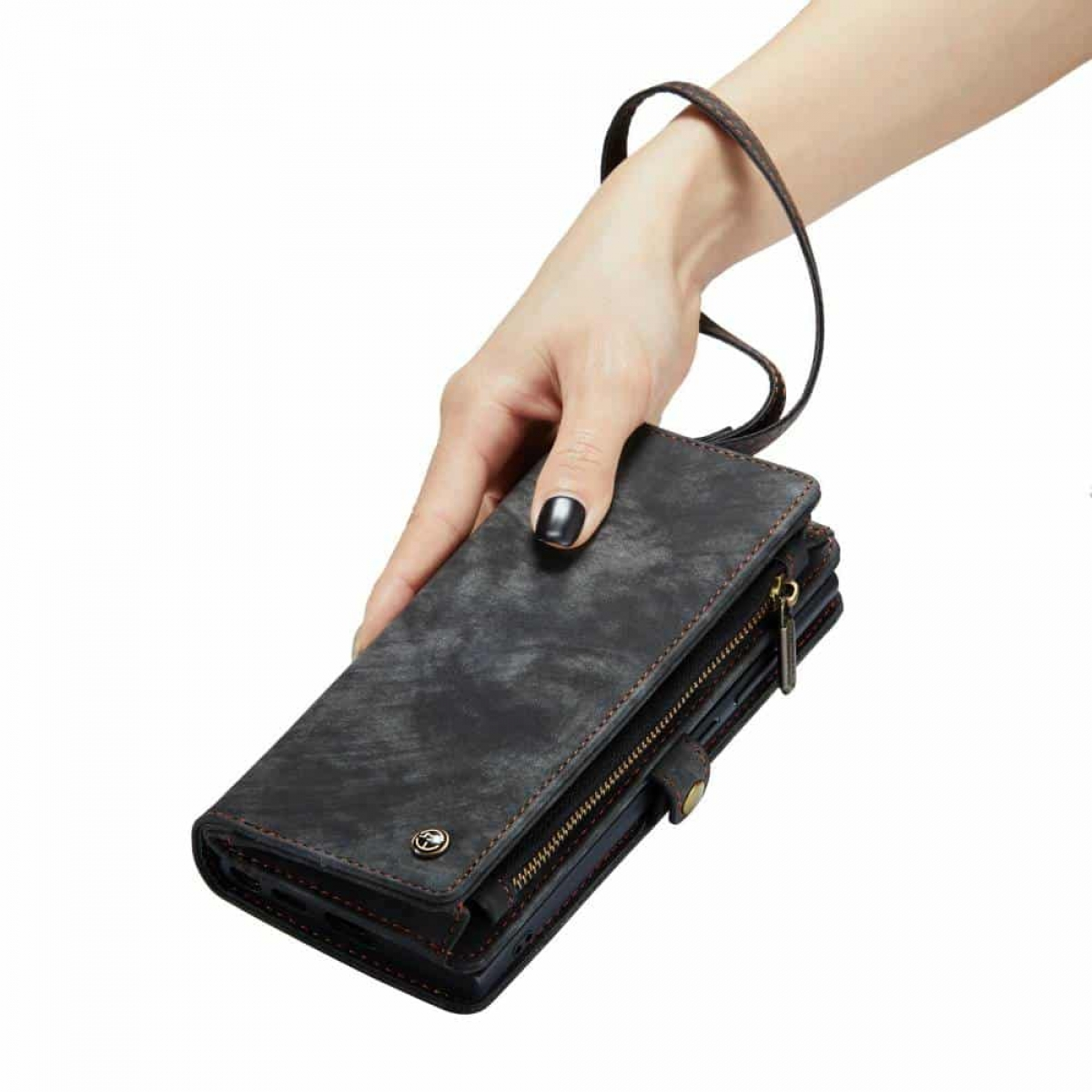 Eine schwarze Leder-Handyhülle mit Reißverschluss und Hand, die sie hält.
