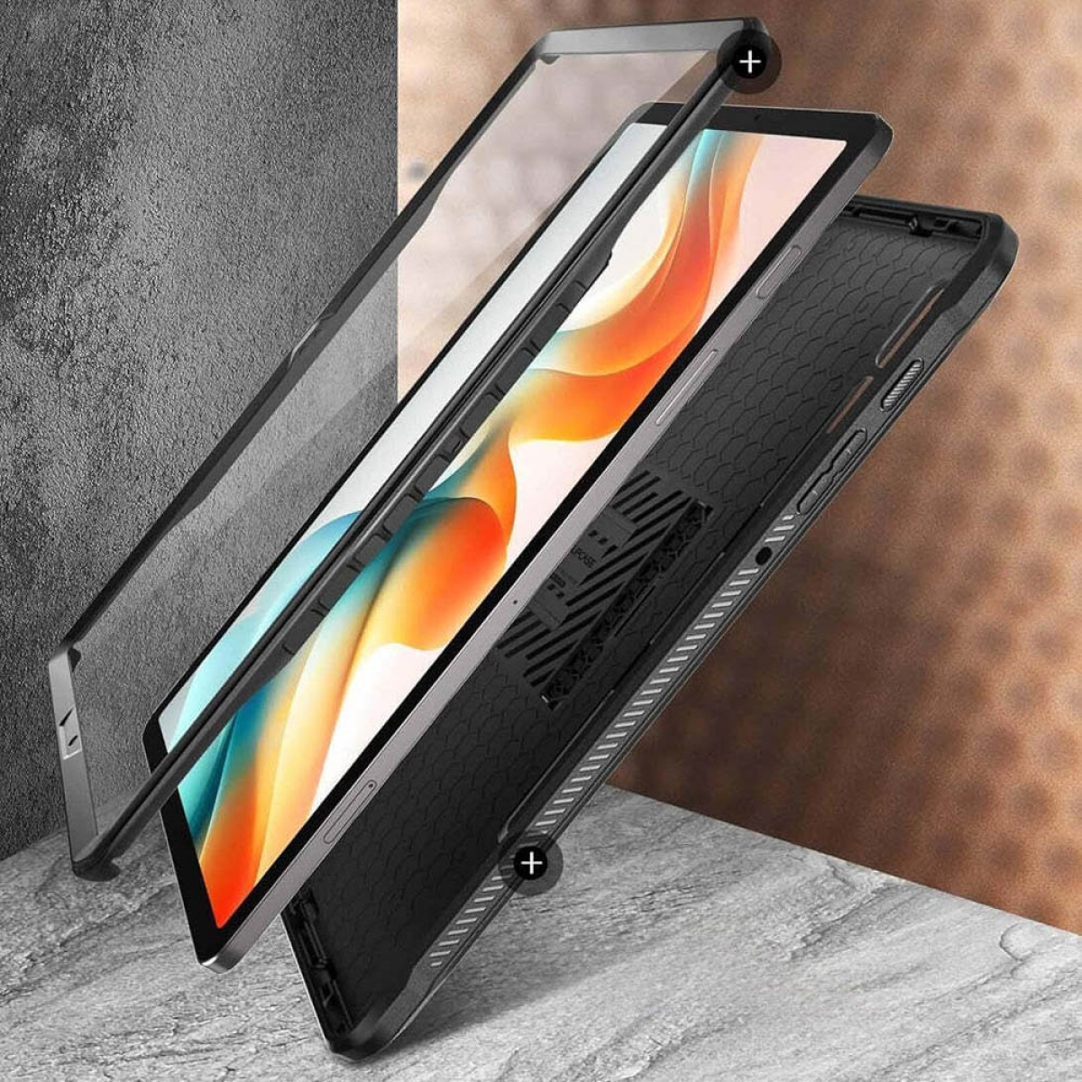 Tablet-Gehäuse-Baugruppe, transparente Abdeckung, ein Tablet und ein strukturiertes Rückengehäuse, alles auf strukturierter Oberfläche.