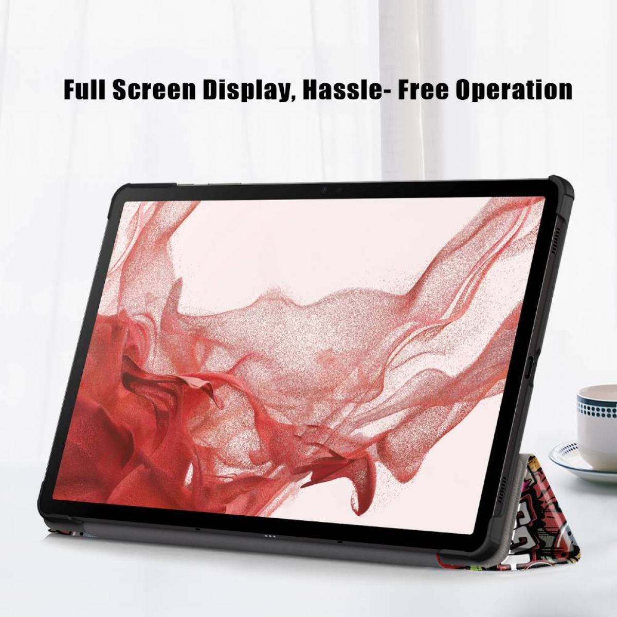 Tablet in einem Case, auf einem Tisch aufgestellt. Eine Tasse steht neben dem Tablet. Rotes und weißes abstraktes Design.