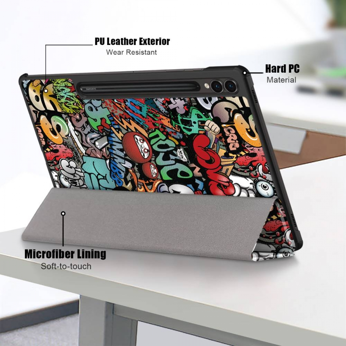 Tablet-Hülle mit Graffiti-Design. Schwarzer Rahmen, Tablet aufgestellt. Weißer Tisch.