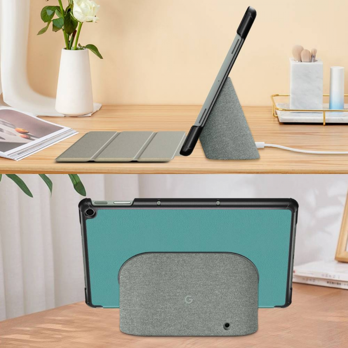 Tablet auf Ständer, Ladegerät eingesteckt. Ein anderes Tablet auf einem Ständer. Holzschreibtisch.