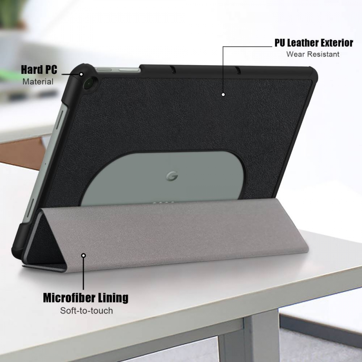 Tablet-Hülle, schwarz und grau, mit Etiketten. Weißer Tisch.