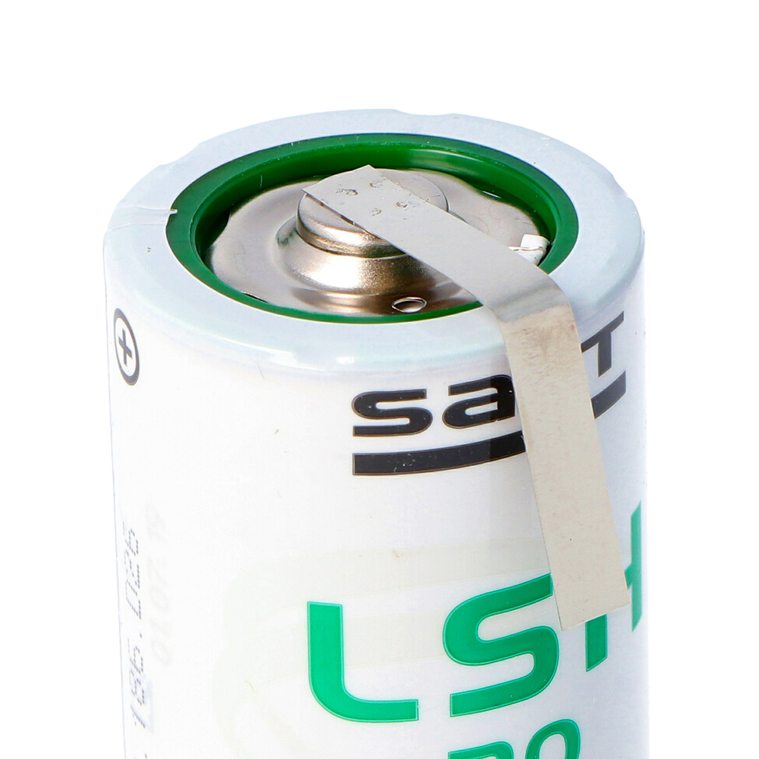 Nahaufnahme einer weißen und grünen Batterie mit dem Wort 'Saft'.