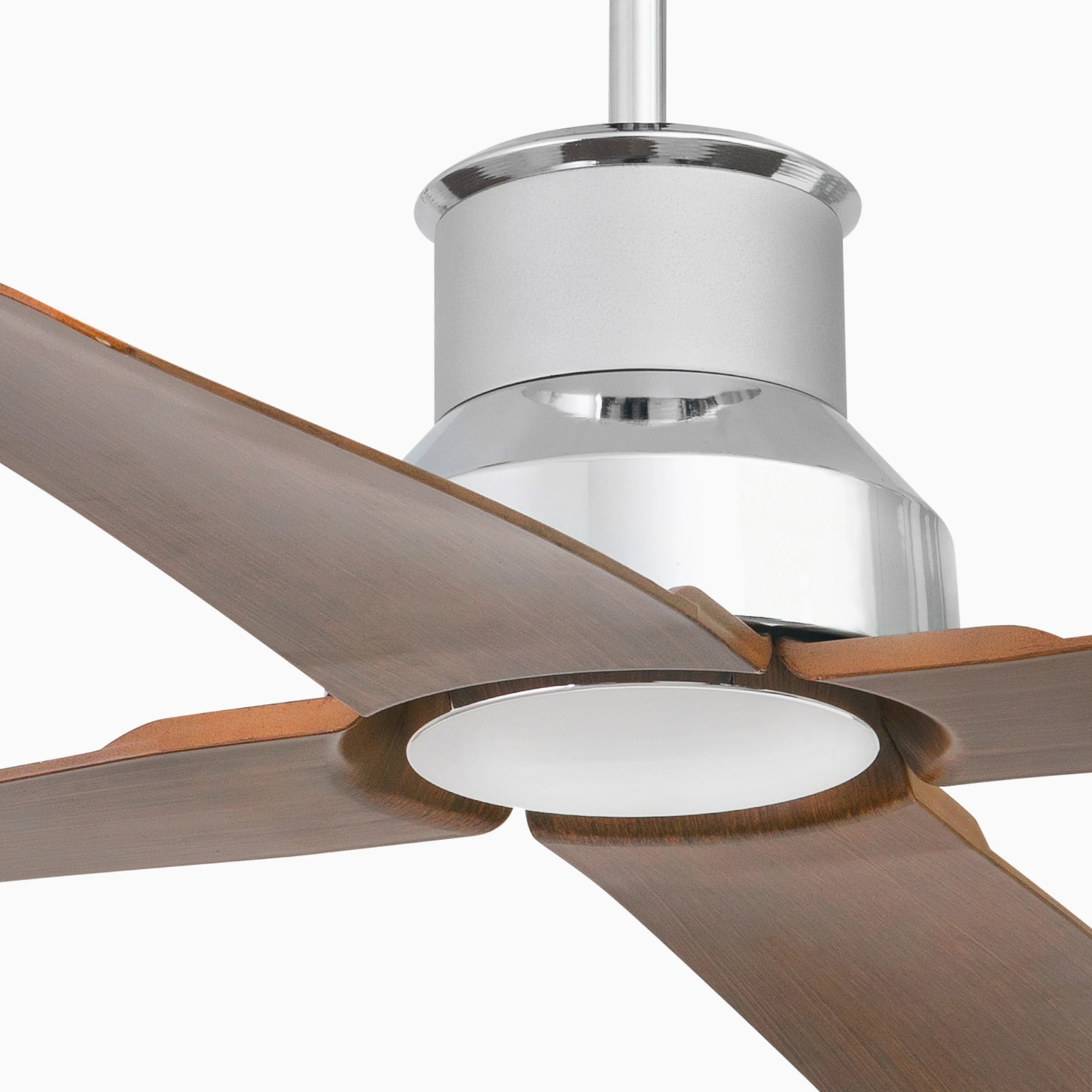 Deckenventilator. Braune Flügel, silberner Motor, weiße Basis.