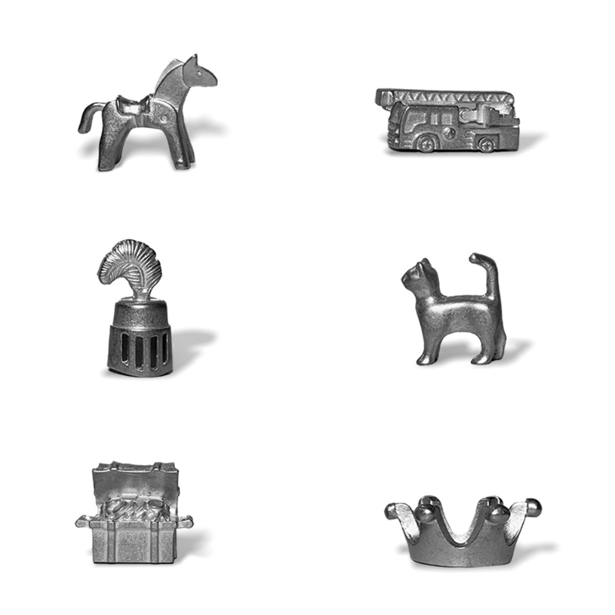 Sechs metallische Monopoly-Spielsteine: Pferd, Feuerwehrauto, Brunnen, Katze, Schatztruhe und Krone.