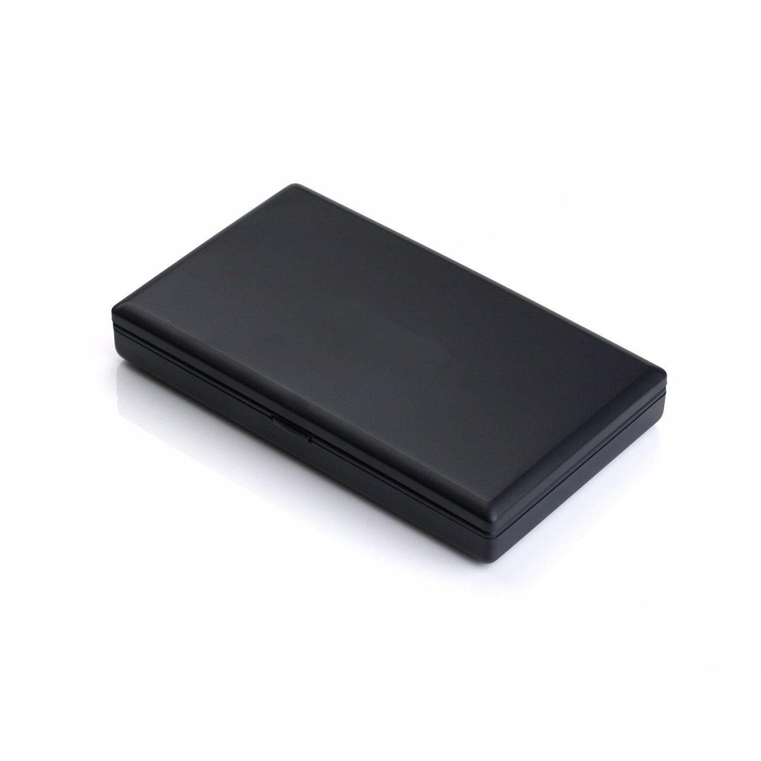 Czarny prostokątny pojemnik, zamknięty, lekko pochylony, z gładką powierzchnią.