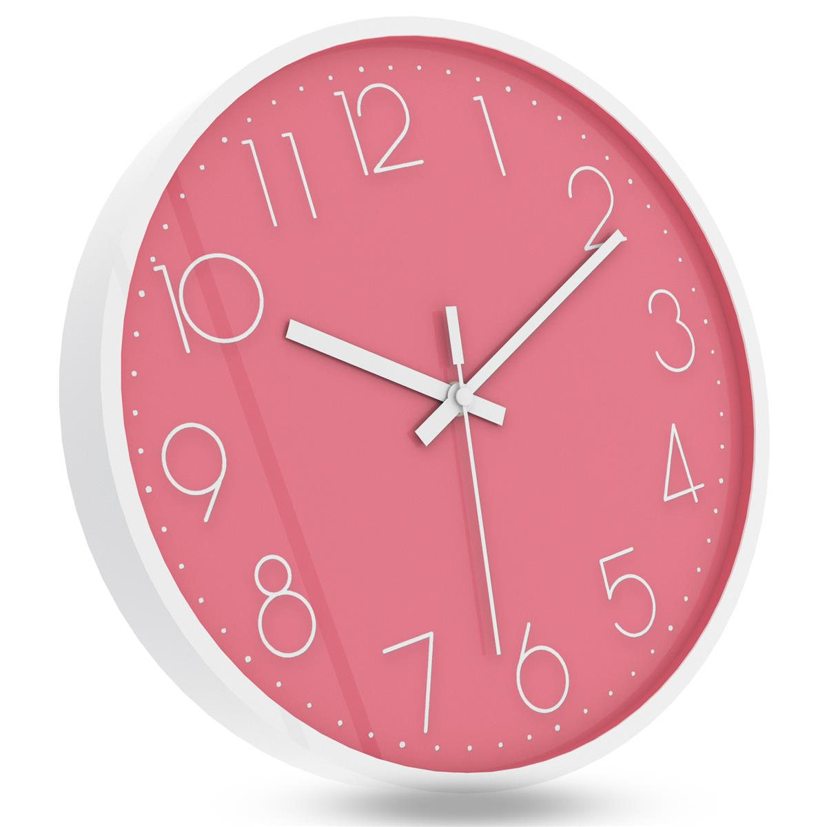 Eine weiße Wanduhr mit rosa Zifferblatt. Die Zahlen sind weiß, die Zeiger auch.
