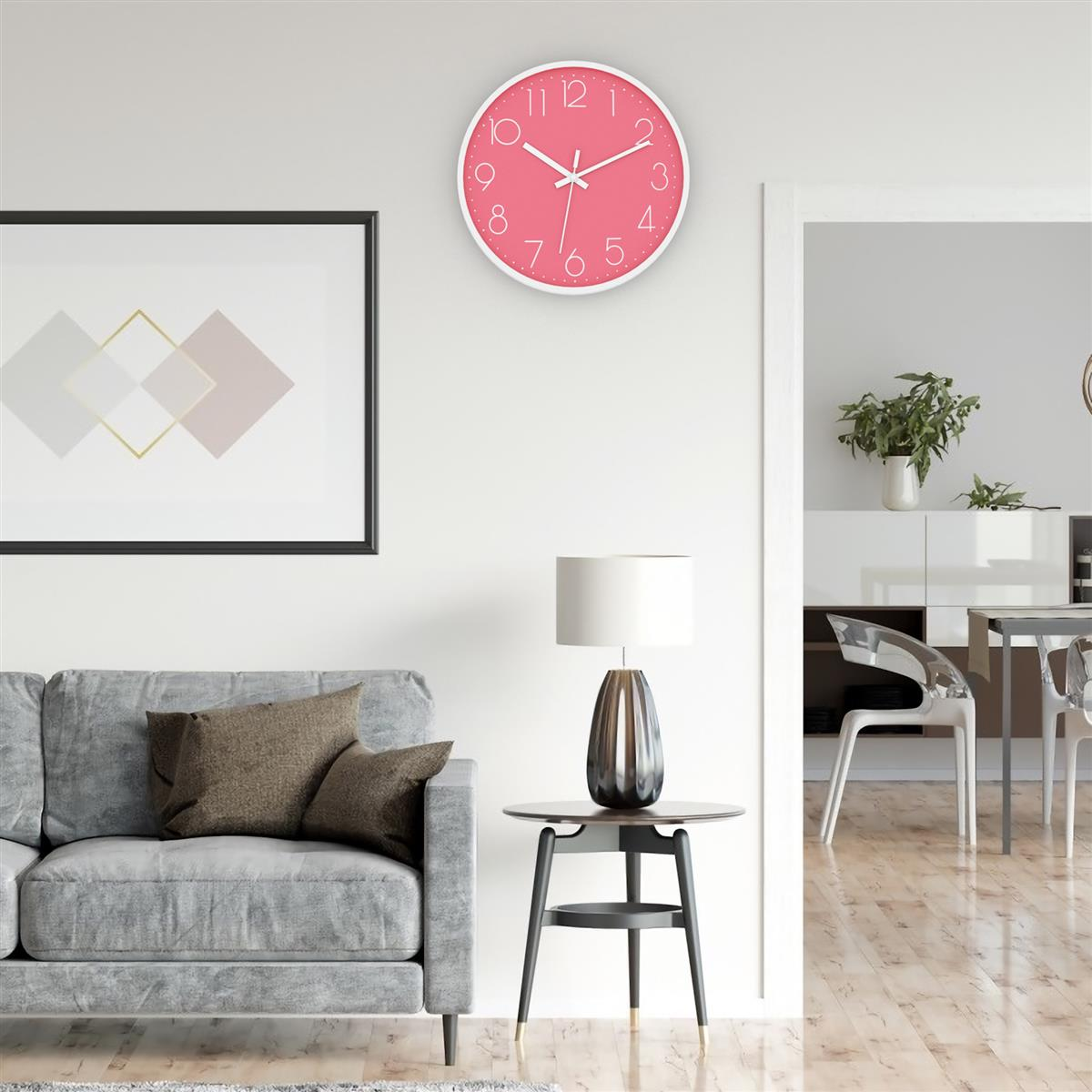 Uhr, Kunstwerk, Lampe, Sofa und Möbel in einem hellen Wohnzimmer.