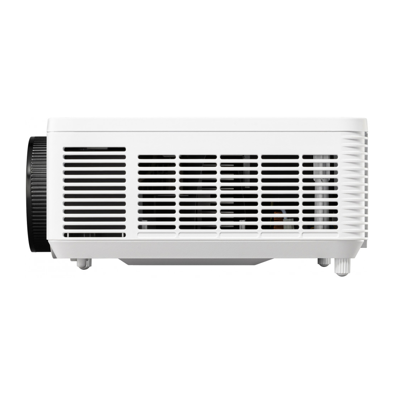 Biały projektor, widok z boku, czarny obiektyw i otwory wentylacyjne. Białe tło.
