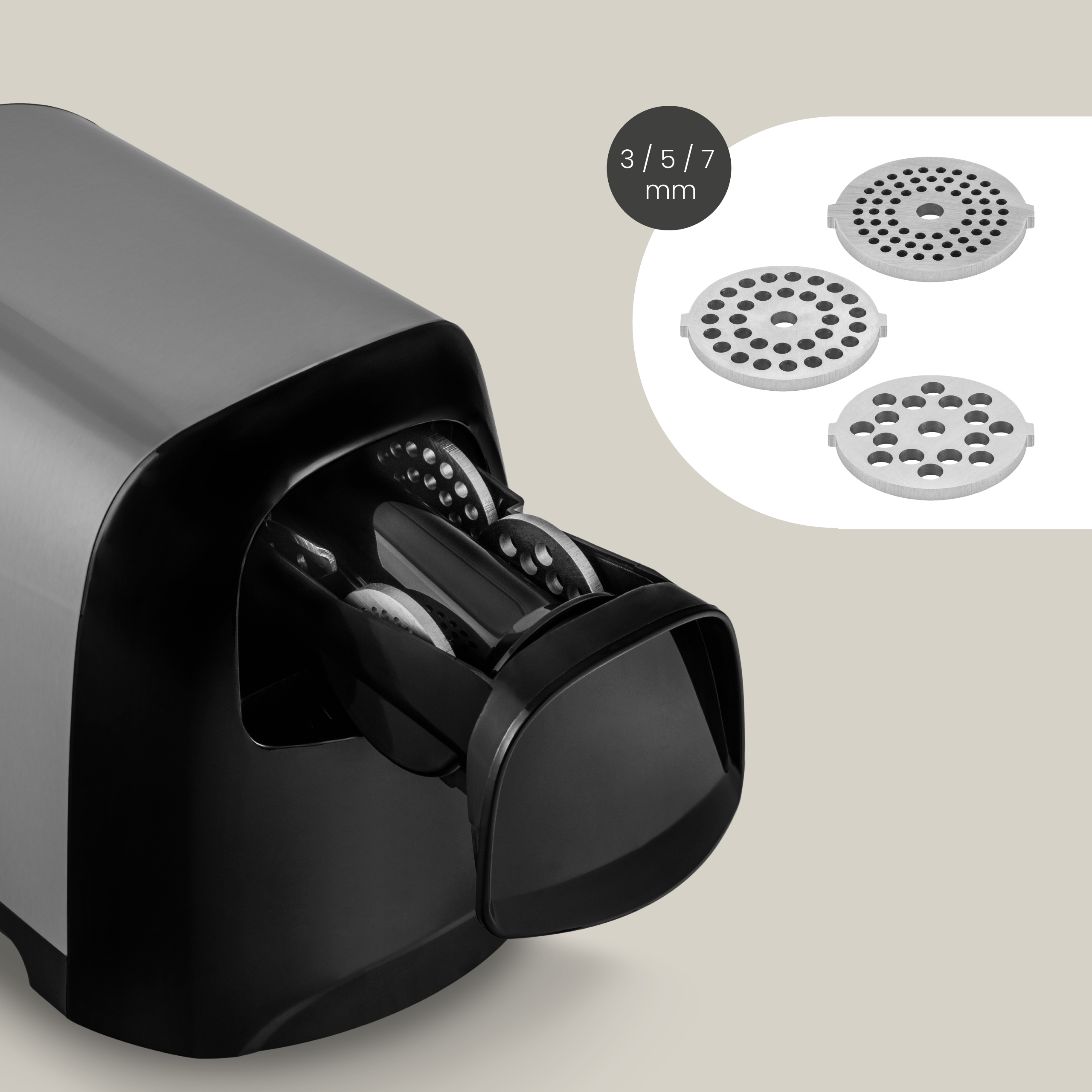 Maszynka do mięsa z trzema płytami mielącymi. Czarna maszynka ze srebrnymi detalami.