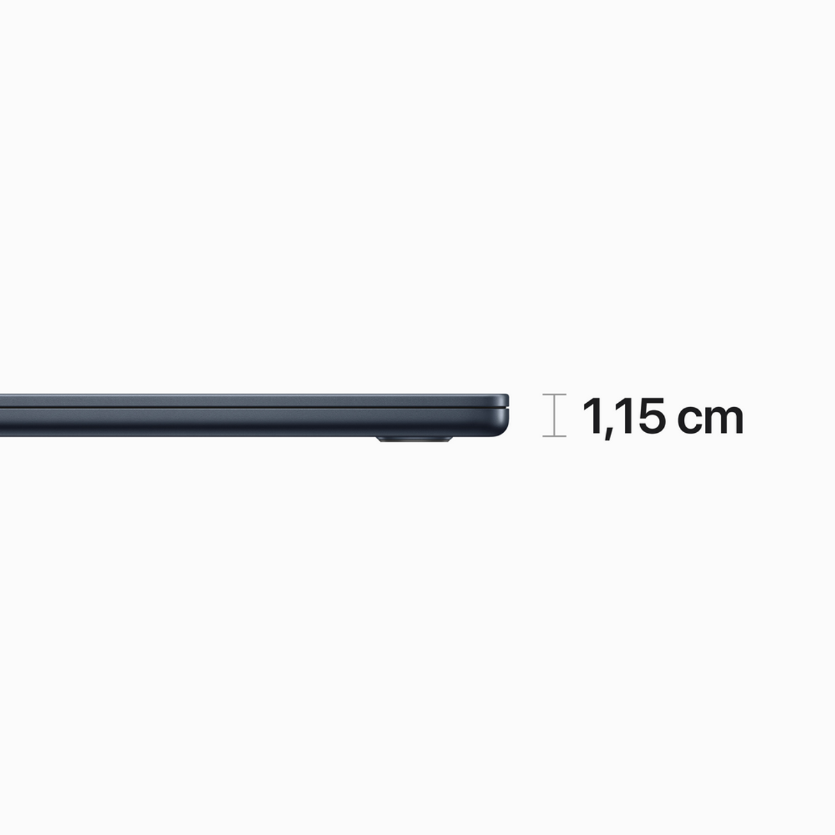 Primer plano del perfil lateral de una computadora portátil azul oscuro, que muestra un grosor de 1,15 cm. Fondo blanco.