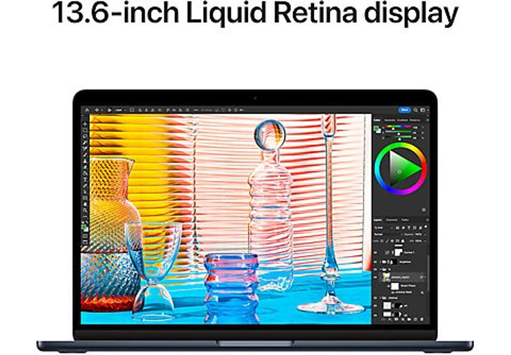 Laptop con display Liquid Retina da 13,6 pollici, mostra vetreria e interfaccia di design.
