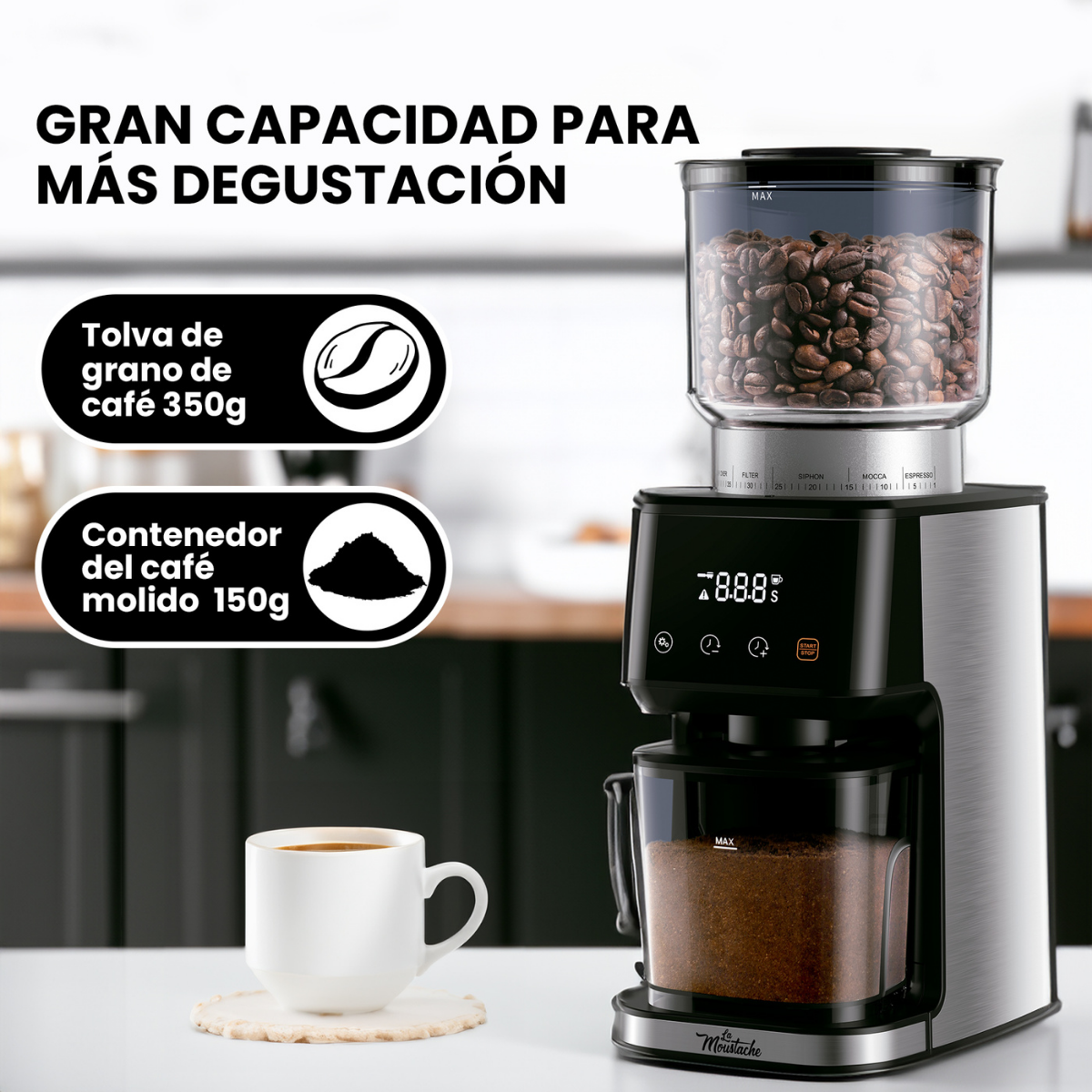 Cafetera con tolva de granos y contenedor de café molido. Taza blanca en posavasos. Texto arriba.
