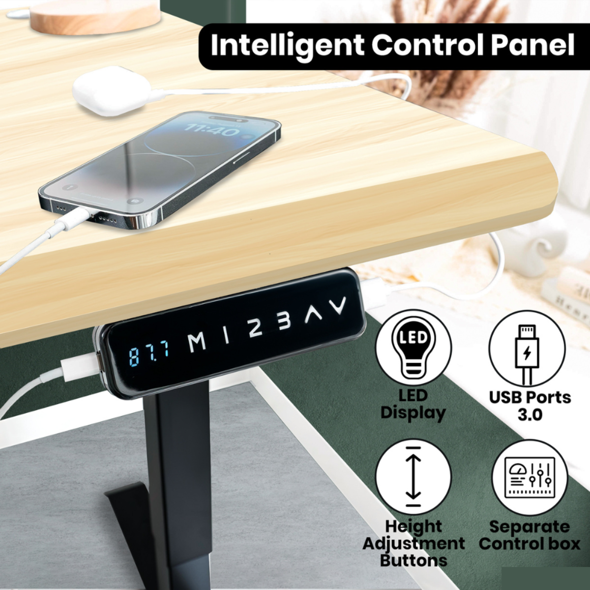 Escritorio claro con panel de control negro y teléfono cargando. El panel muestra pantalla LED y puertos USB.