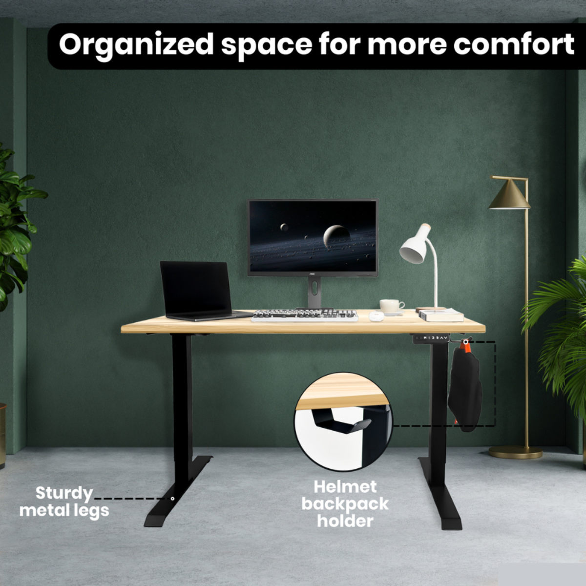 Un escritorio de madera con patas de metal negro, un monitor, un portátil y una lámpara. Hay un soporte para casco.