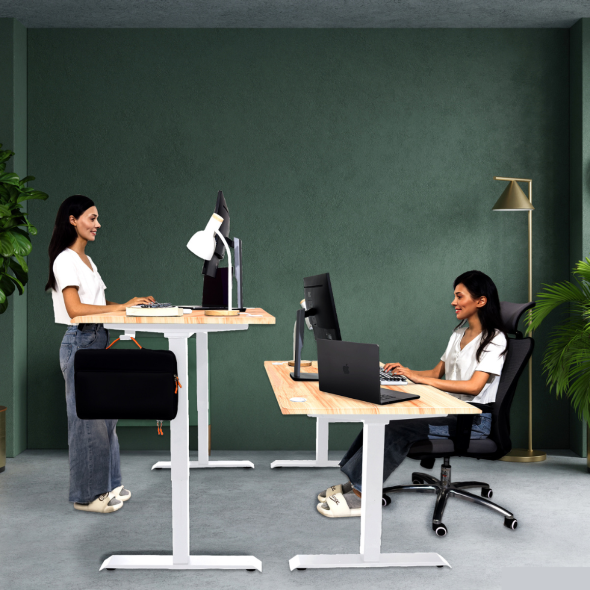 Dos personas trabajan en escritorios de pie. Una de pie, otra sentada. Fondo verde.