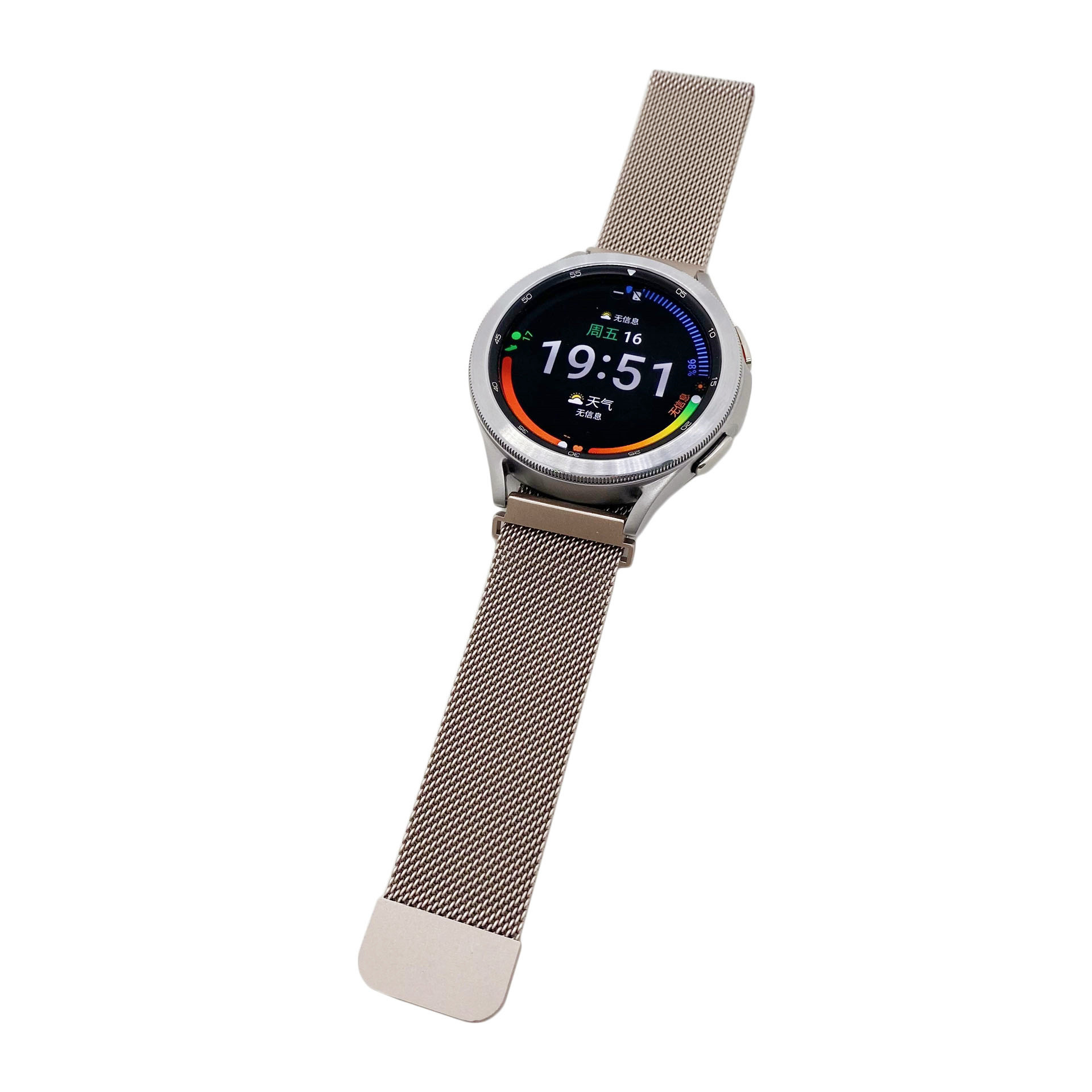 Silberne Smartwatch mit beigefarbenem Mesh-Armband. Zeigt Zeit: 19:51.
